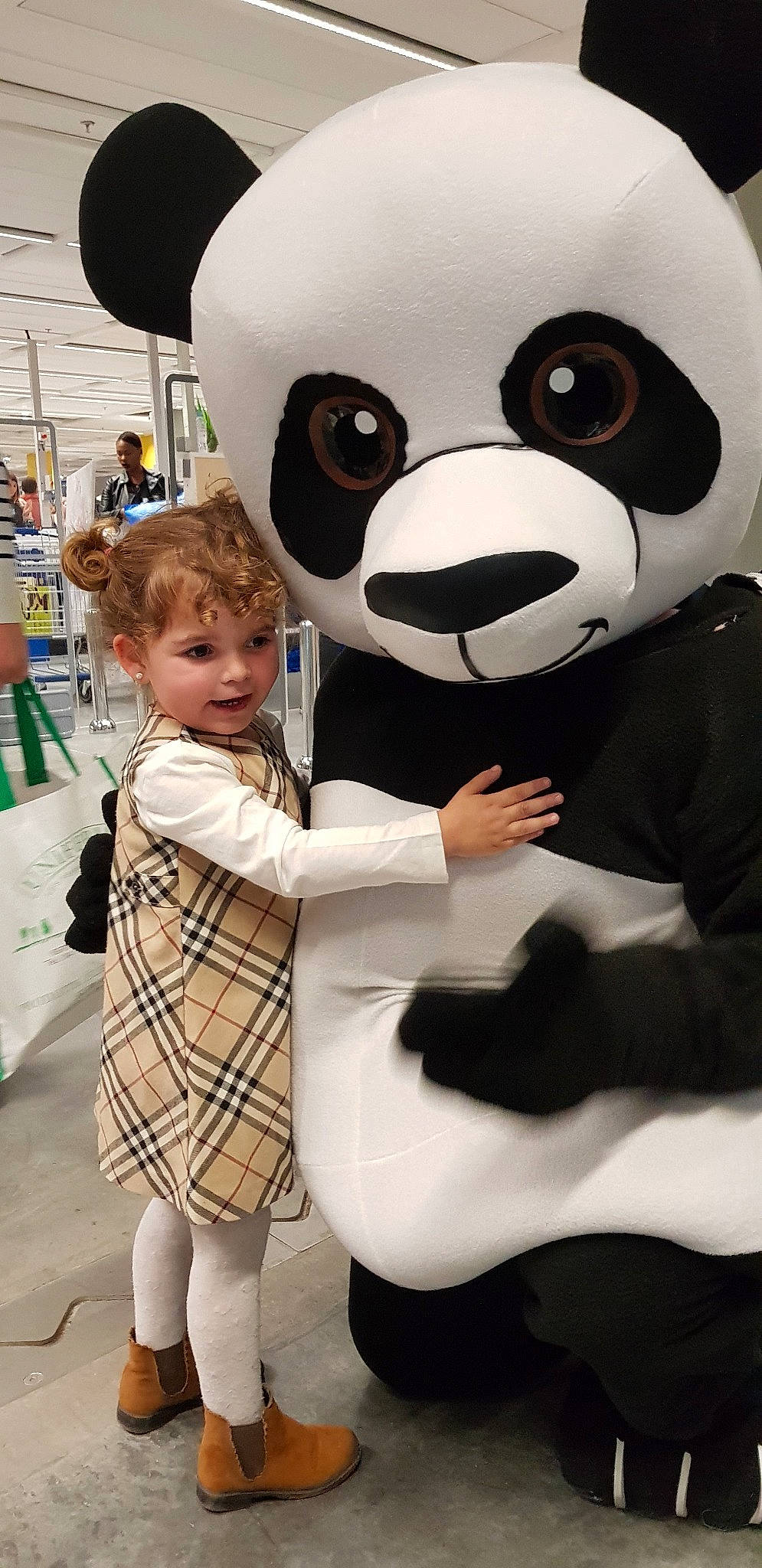 Camila participe au concours pour gagner de l'argent avec cette photo : bear, mascot, panda, person, teddy_bear