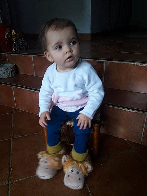 Camila a rejoint le concours — aidez-le/la à gagner de superbes lots ! baby, cheek, child, footwear, leg, person, play, shoe, sitting, skin, standing, toddler