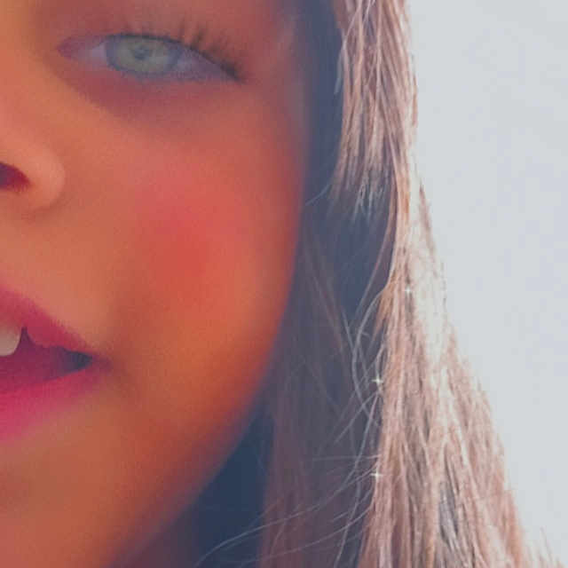 Greisy participe au concours pour gagner de l'argent avec cette photo : black_hair, brown_hair, cheek, electric_blue, eyelash, eyewear, flash_photography, forehead, fun, happy, jaw, layered_hair, lip, long_hair, nose, selfie, skin, smile, step_cutting, surfer_hair
