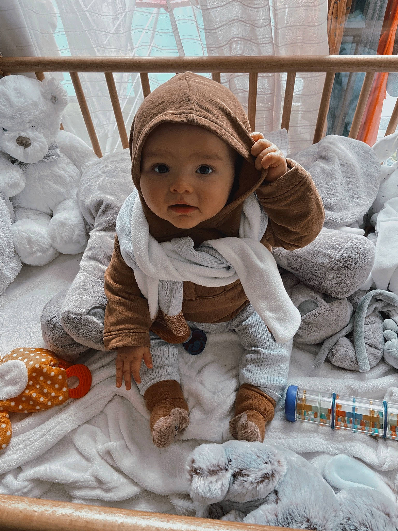 Thyam a rejoint le concours — aidez-le/la à gagner de superbes lots ! baby, baby_toddler_clothing, child, comfort, eye, fur, happy, head, headwear, jacket, linens, mammal, person, sitting, smile, stuffed_toy, textile, toddler, vertebrate, white