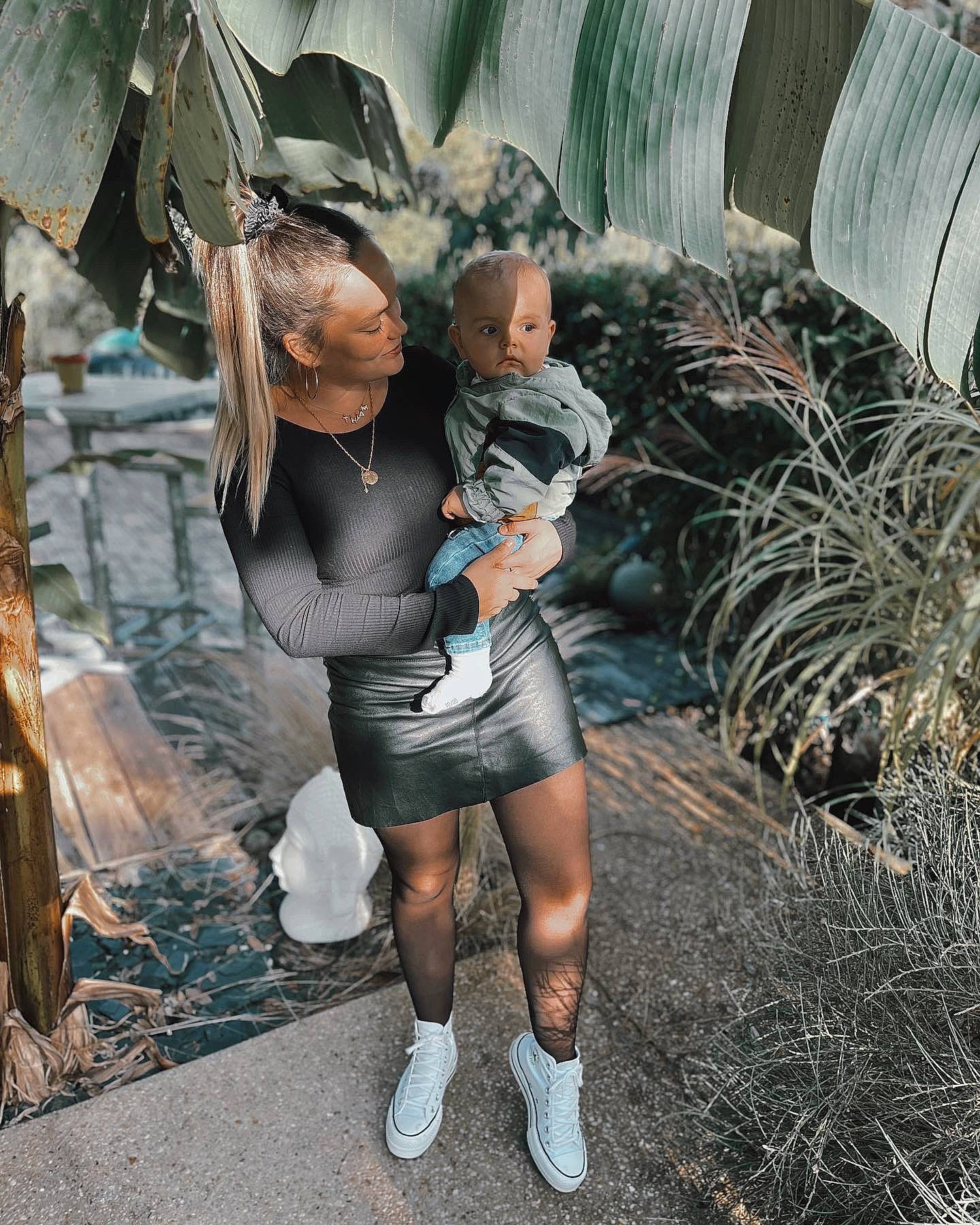 Thyam a rejoint le concours — aidez-le/la à gagner de superbes lots ! automotive_tire, automotive_wheel_system, boot, cg_artwork, child, fictional_character, flash_photography, fun, grass, human_leg, illustration, people_in_nature, person, plant, recreation, shorts, soil, thigh, tree, vacation