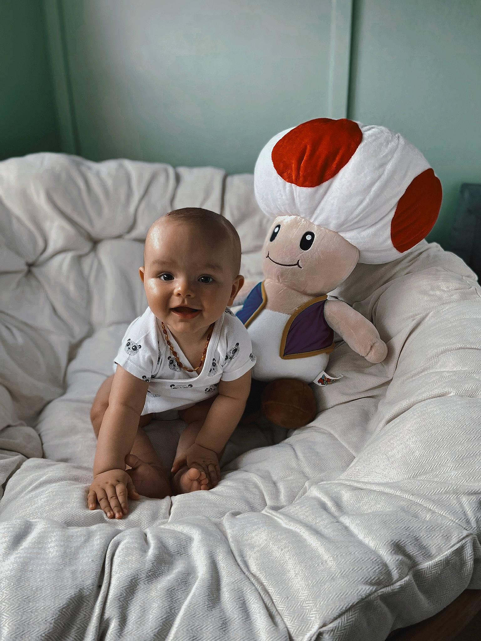 Thyam participe au concours pour gagner de l'argent avec cette photo : art, baby, baby_toddler_clothing, carmine, child, comfort, flash_photography, fun, happy, joy, linens, person, photograph, room, sitting, sleeve, smile, stuffed_toy, t_shirt, textile