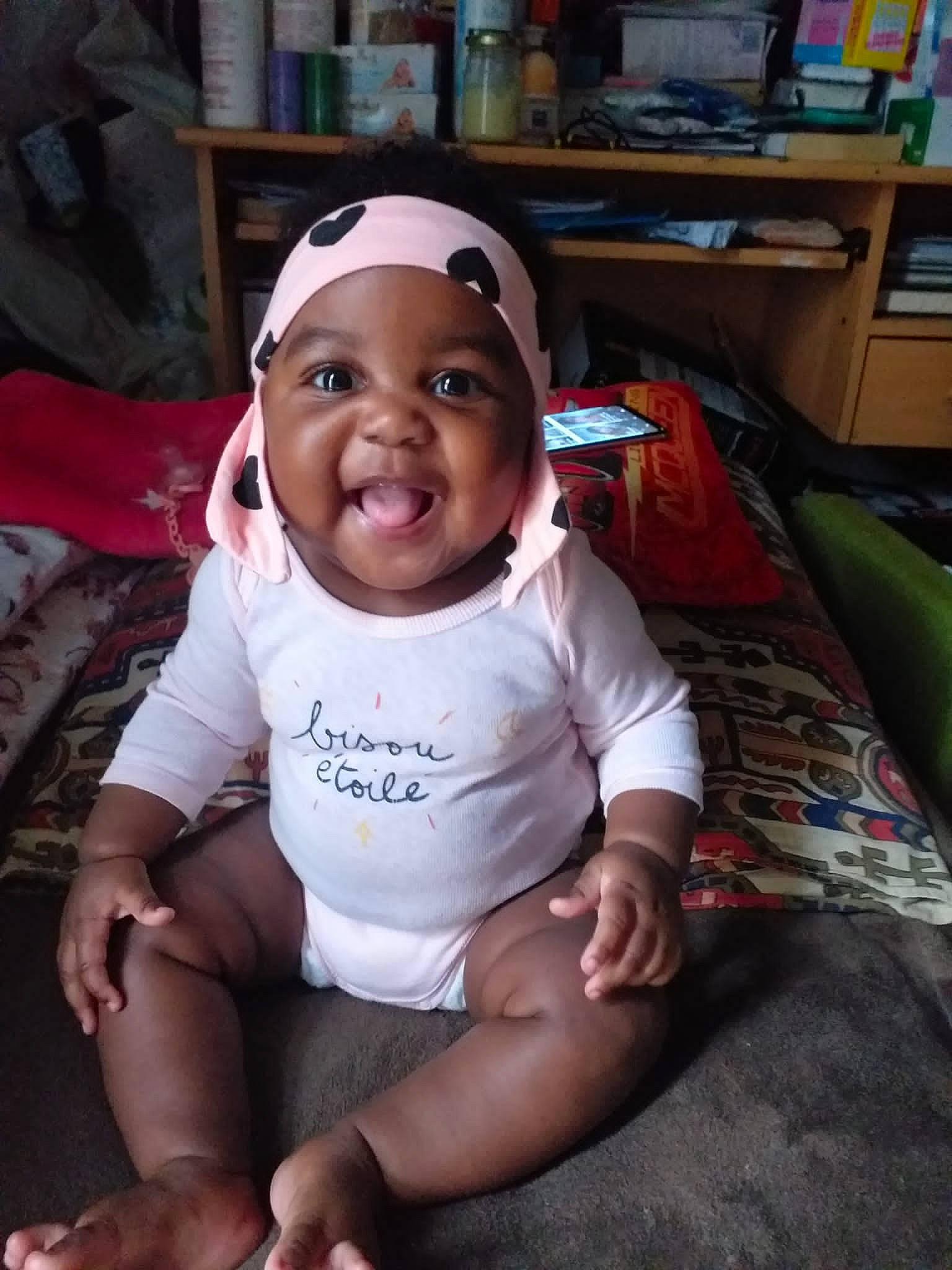Yvãnãah a rejoint le concours — aidez-le/la à gagner de superbes lots ! baby, baby_toddler_clothing, chair, cheek, child, comfort, elbow, fun, happy, headwear, knee, lap, mouth, person, shorts, sitting, skin, smile, t_shirt, thigh