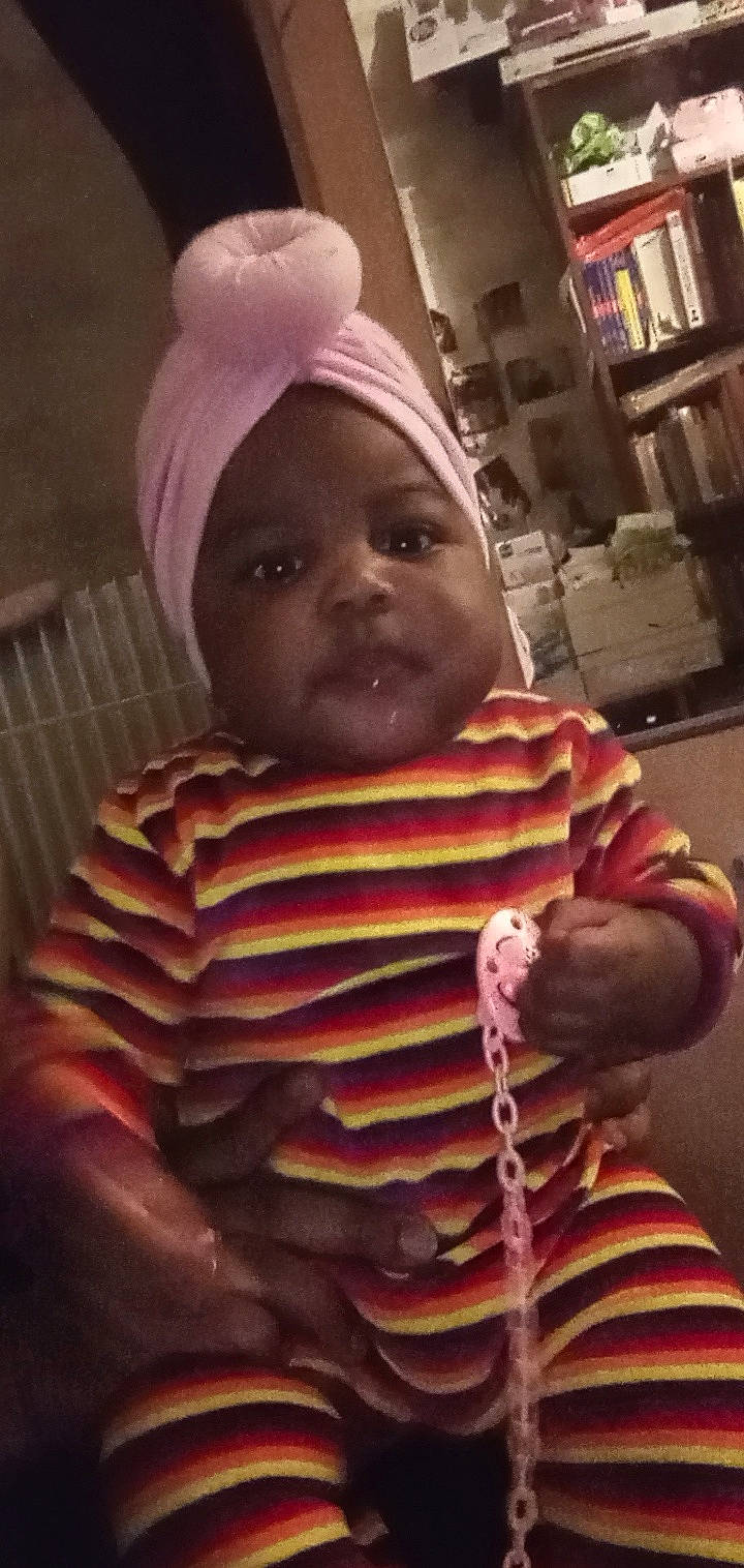 Yvãnãah participe au concours pour gagner de l'argent avec cette photo : baby, beanie, bookcase, cap, cheek, chest, child, finger, flesh, fun, gesture, happy, headwear, mouth, nail, person, room, shelf, shelving, smile