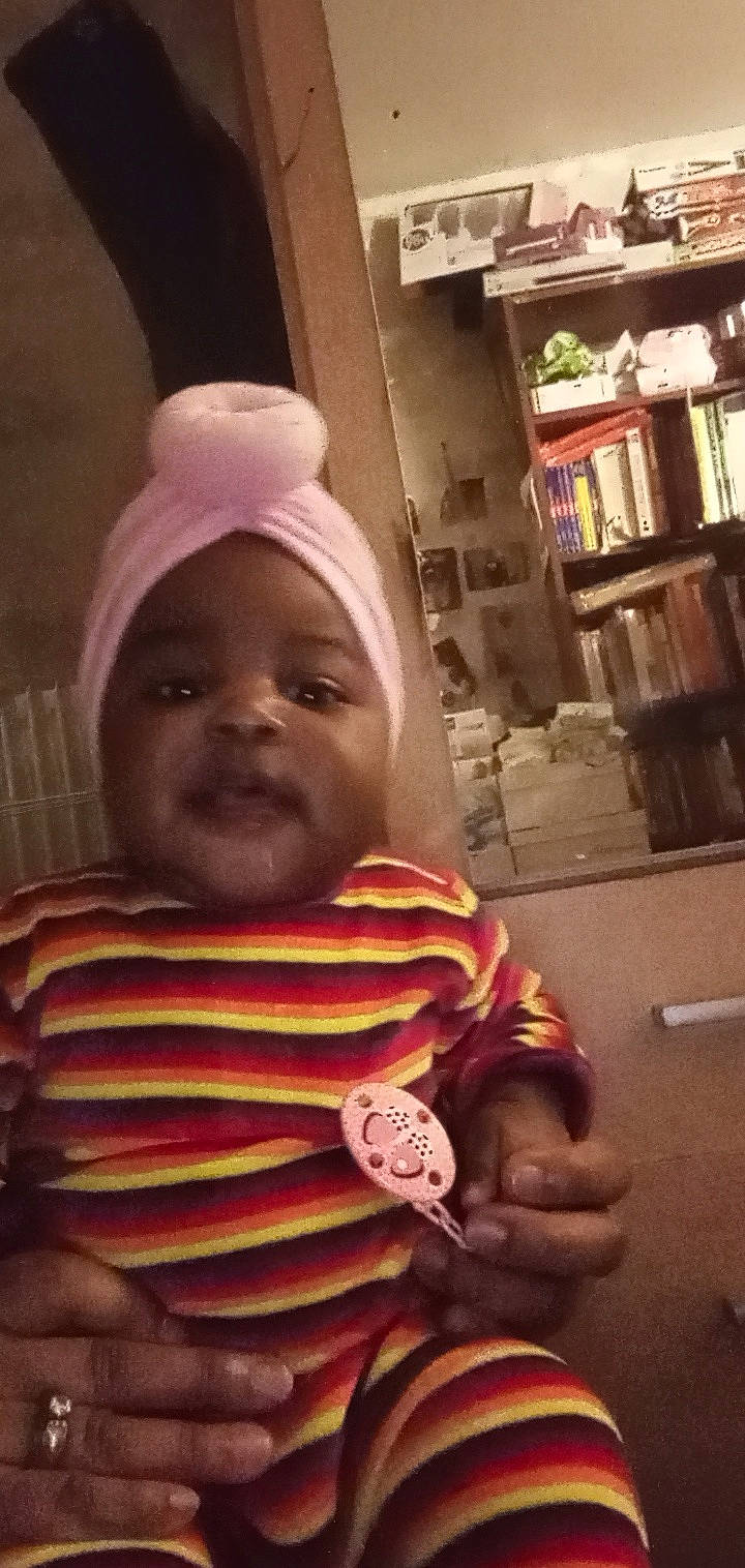 Yvãnãah participe au concours pour gagner de l'argent avec cette photo : baby, baby_toddler_clothing, bookcase, cap, cheek, child, flesh, fun, gesture, happy, headwear, human_body, lip, mouth, nose, person, room, shelf, shelving, smile