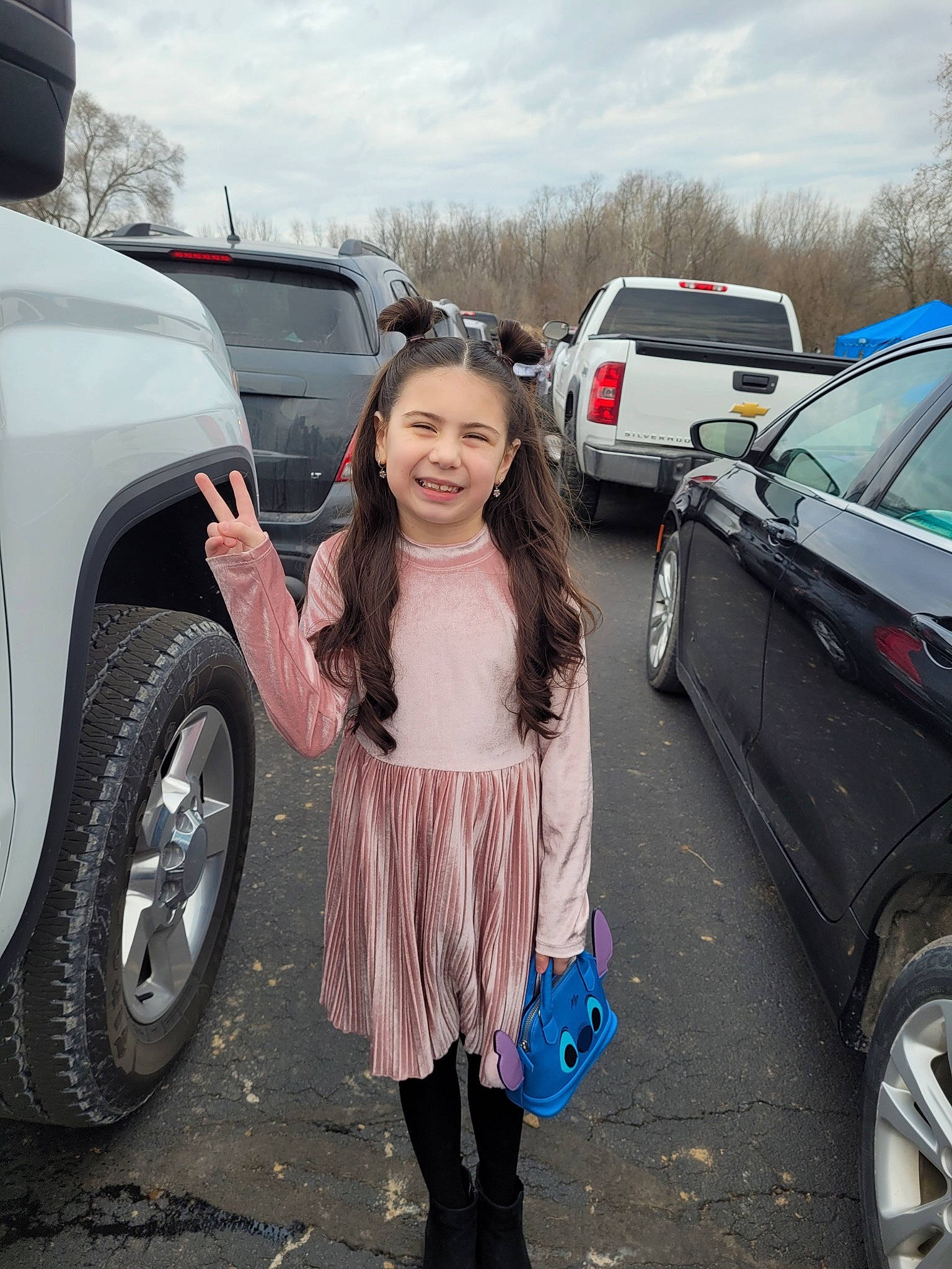 Mariana is registered to the contest to win money with this photo: alloy_wheel, asphalt, automotive_design, automotive_exterior, automotive_lighting, automotive_tire, bumper, car, fender, joy, land_vehicle, motor_vehicle, parking, person, personal_luxury_car, rim, sky, smile, tire, vehicle