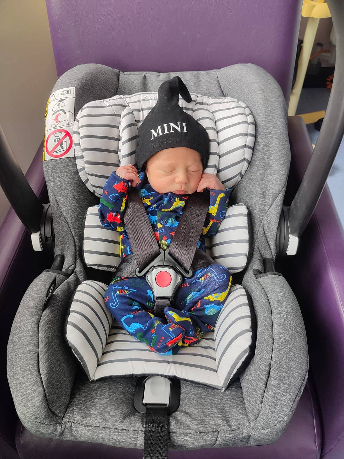 Gael is registered to the contest to win money with this photo: auto_part, baby, baby_carriage, baby_products, baby_toddler_clothing, car_seat, car_seat_cover, chair, child, comfort, family_car, head_restraint, headwear, luxury_vehicle, motor_vehicle, person, product, seat_belt, sitting, toddler