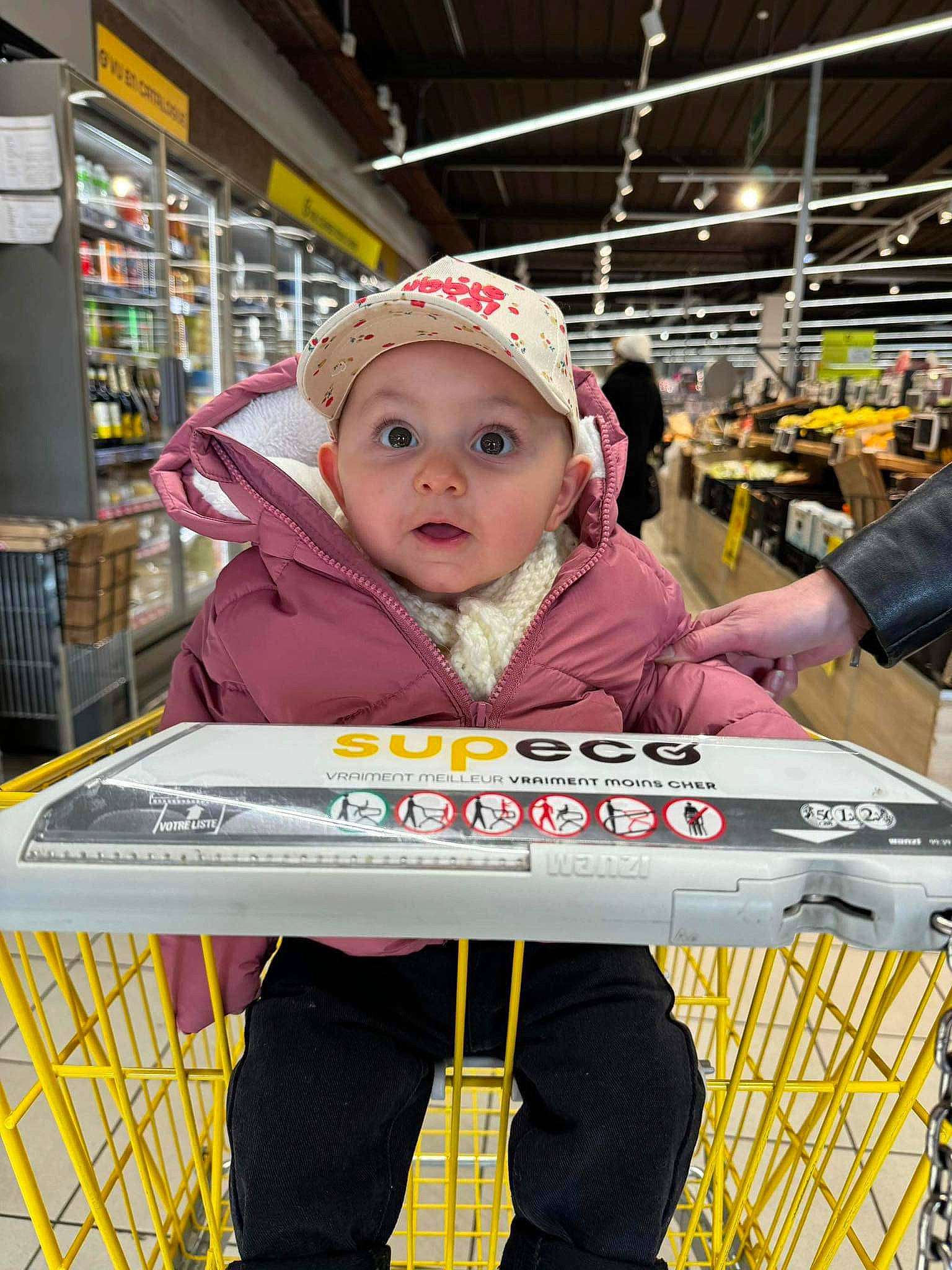 Alyah a rejoint le concours — aidez-le/la à gagner de superbes lots ! baby, cart, child, city, convenience_store, customer, fun, games, hat, headwear, hoodie, market, person, personal_protective_equipment, recreation, retail, service, shelf, shopping, shopping_cart