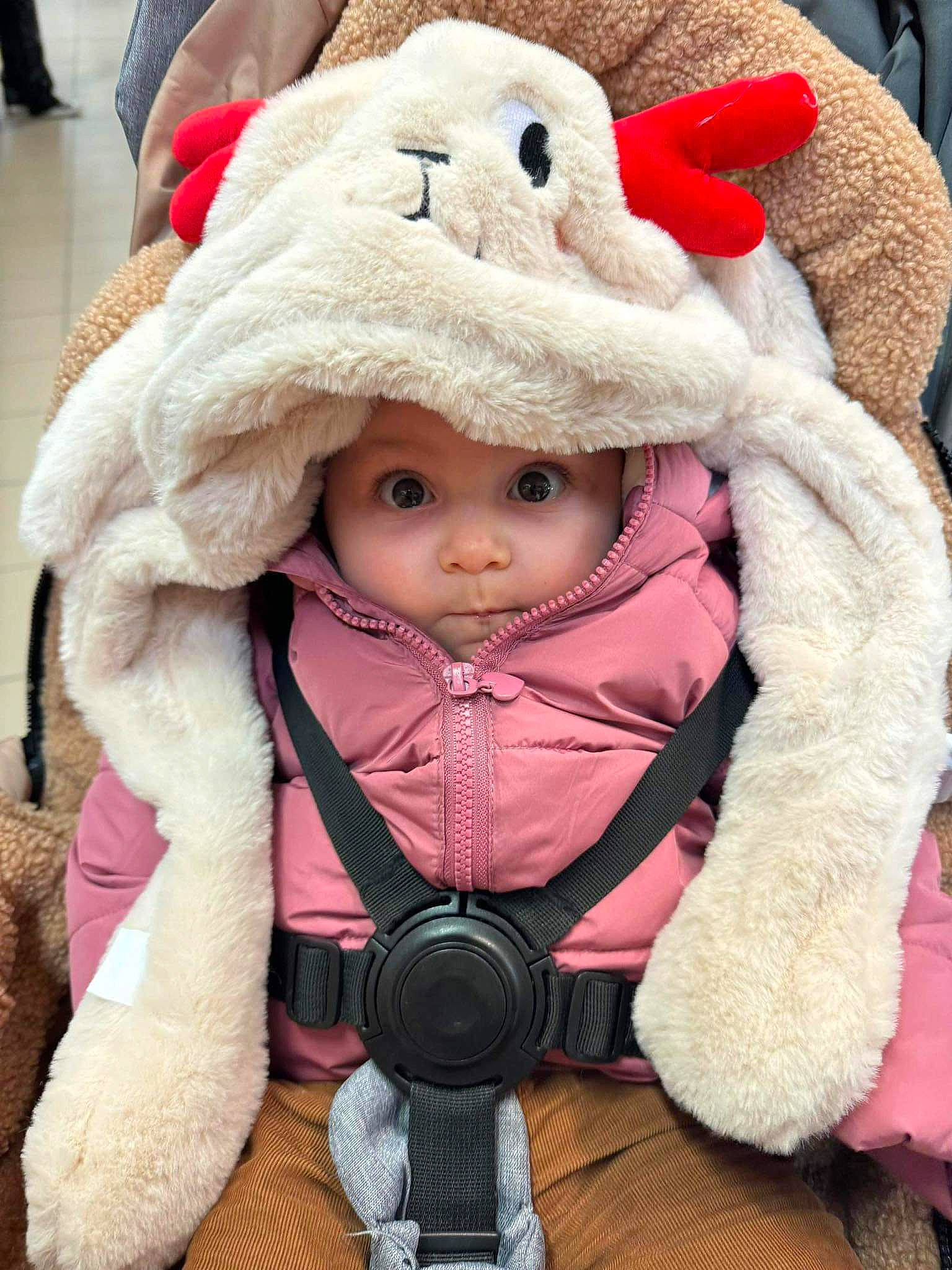 Alyah a rejoint le concours — aidez-le/la à gagner de superbes lots ! baby, beanie, cap, cheek, child, doll, fashion_accessory, fedora, fur, fur_clothing, hat, headwear, knit_cap, magenta, parka, person, pink, plush, stuffed_toy, sun_hat