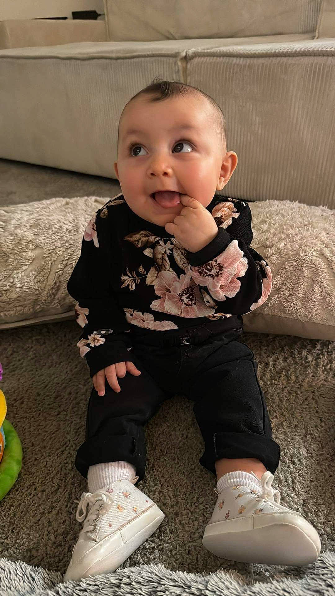 Alyah a rejoint le concours — aidez-le/la à gagner de superbes lots ! baby, baby_toddler_clothing, black, cheek, child, comfort, couch, eye, face, footwear, head, knee, leg, person, shoe, skin, sleeve, sock, surprise, textile