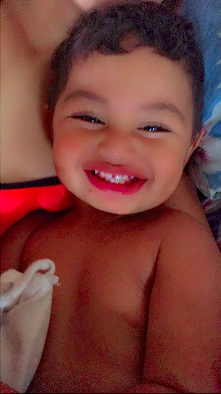 Herevai participe au concours pour gagner de l'argent avec cette photo : cheek, chin, eyebrow, eyelash, facial_expression, flash_photography, forehead, gesture, hand, happy, human_body, jaw, joy, lip, mouth, muscle, neck, nose, person, shoulder