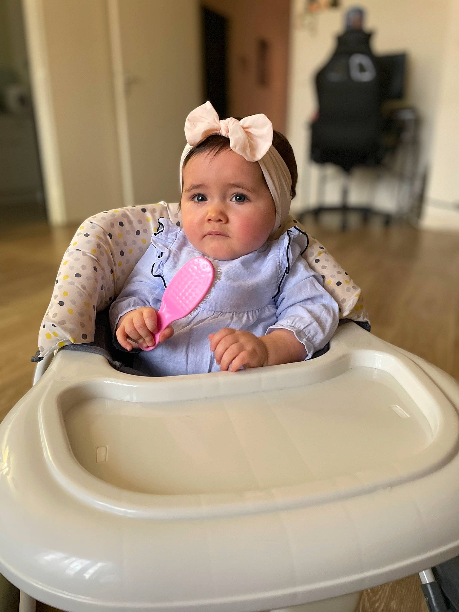 Maliya a rejoint le concours — aidez-le/la à gagner de superbes lots ! baby, baby_products, baby_toddler_clothing, chair, cheek, child, chin, circle, comfort, event, finger, fun, happy, headwear, leisure, person, sitting, skin, sleeve, table
