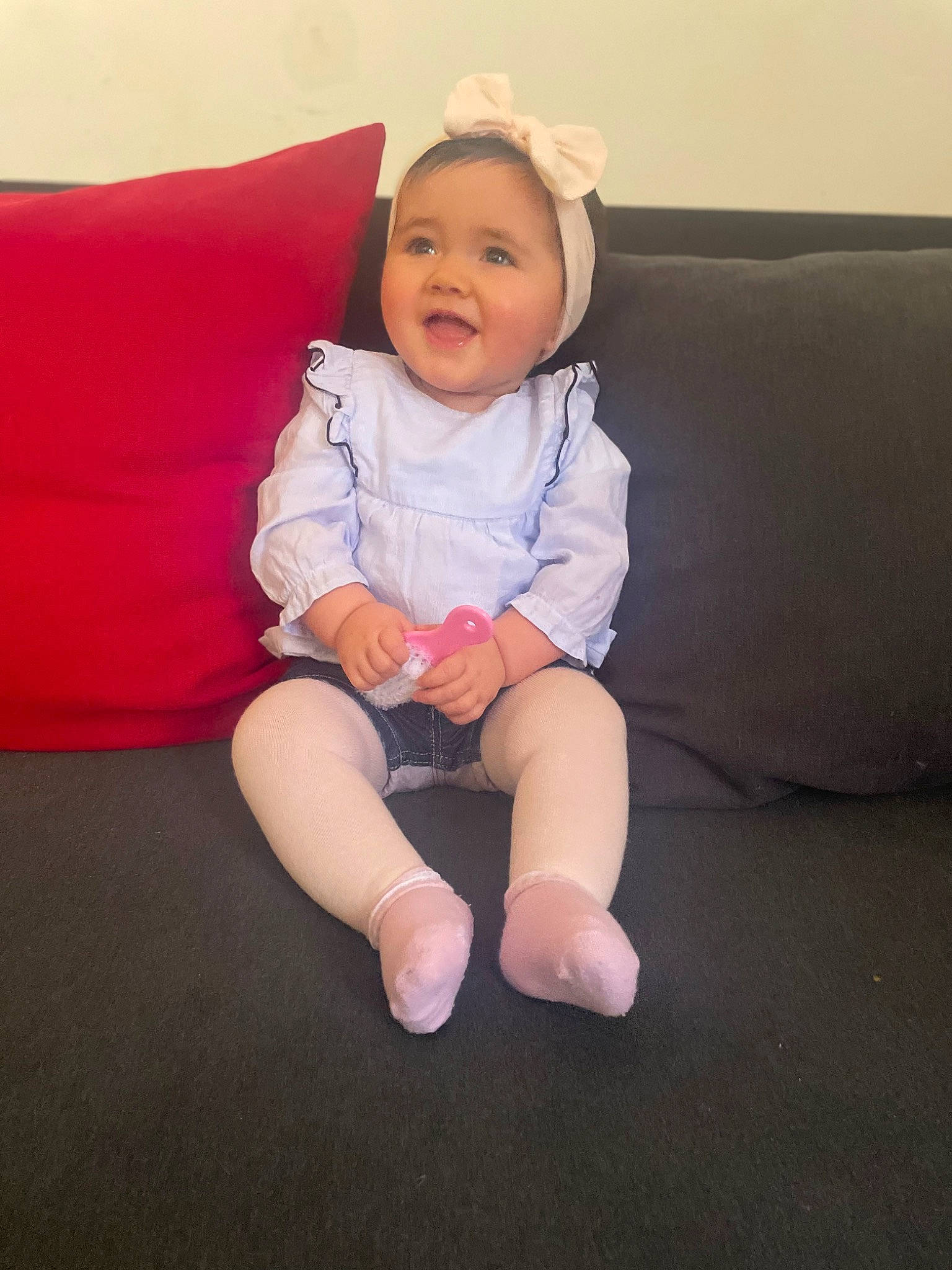 Maliya participe au concours pour gagner de l'argent avec cette photo : arm, baby, baby_toddler_clothing, comfort, couch, eye, face, facial_expression, finger, flash_photography, happy, head, human_body, iris, leg, person, skin, sleeve, smile, thigh