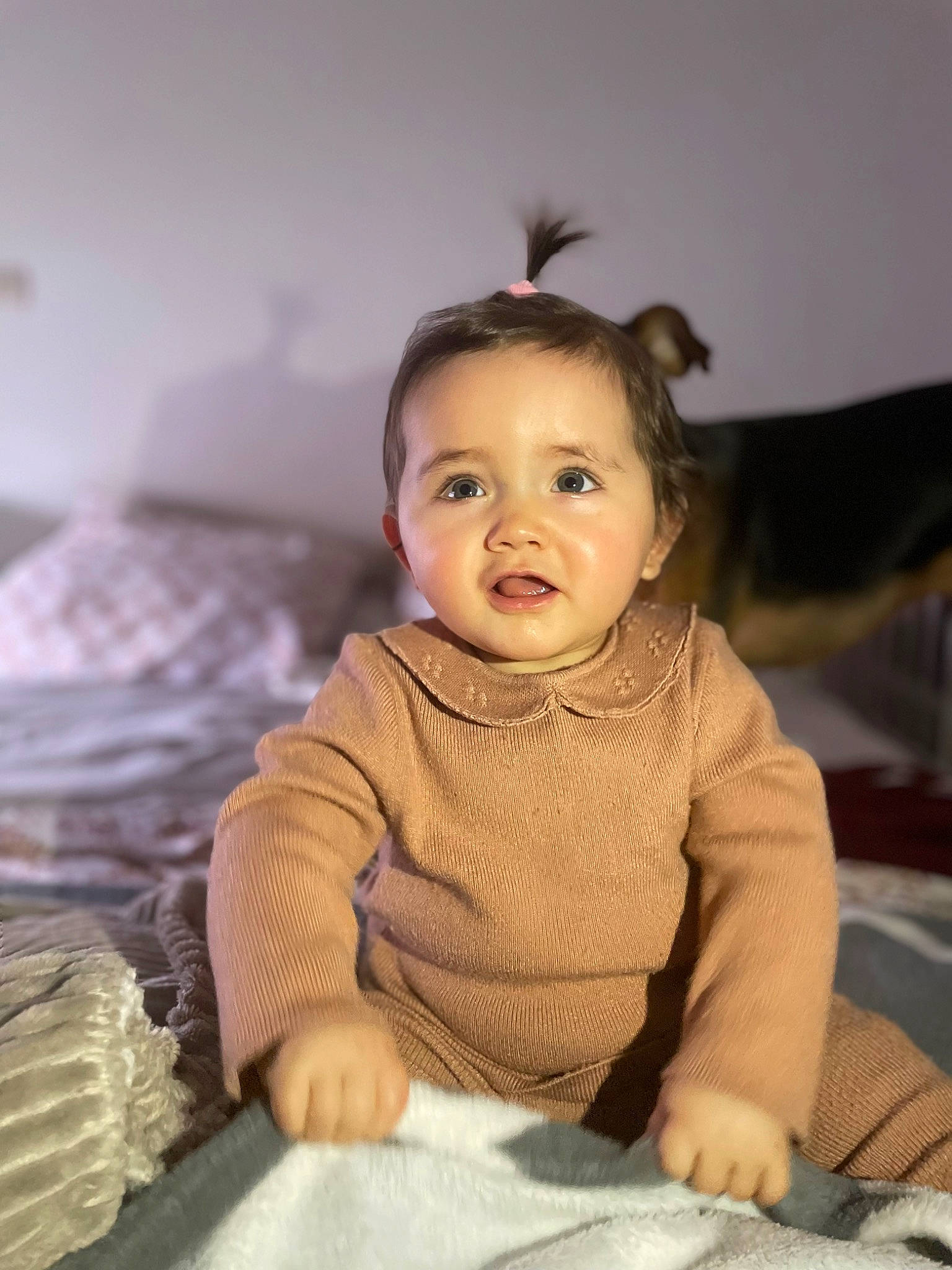 Maliya a rejoint le concours — aidez-le/la à gagner de superbes lots ! baby, baby_toddler_clothing, cheek, comfort, eye, eyebrow, face, flash_photography, flooring, happy, head, human_body, iris, lip, nose, person, skin, sleeve, smile, toddler