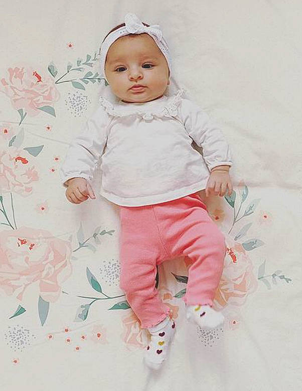 Nélia participe au concours pour gagner de l'argent avec cette photo : baby, baby_products, baby_toddler_clothing, cap, cheek, child, eye, happy, headwear, linens, magenta, pattern, peach, person, pink, portrait_photography, skin, sleeve, t_shirt, textile