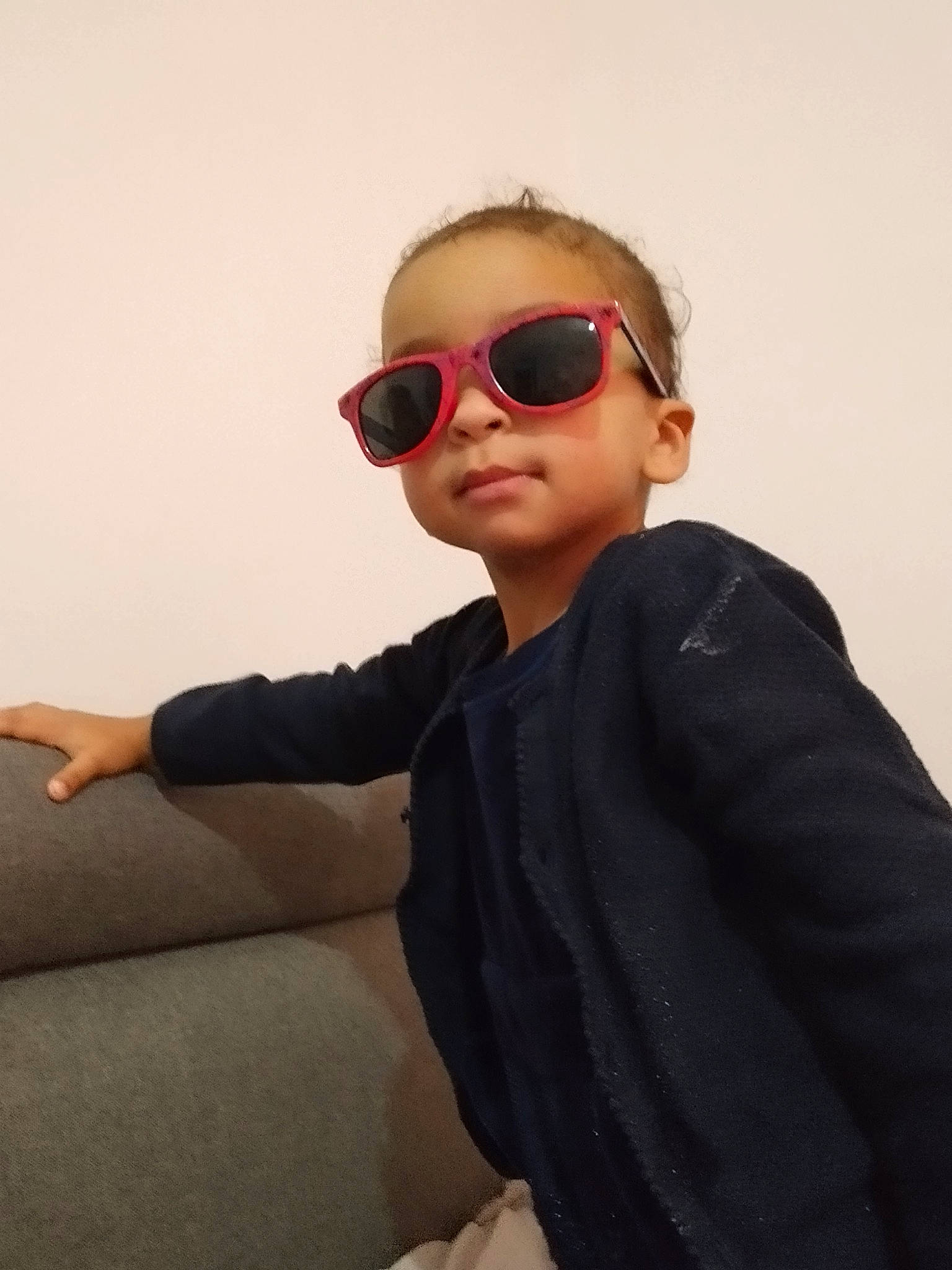April participe au concours pour gagner de l'argent avec cette photo : carmine, child, eyewear, fashion_design, formal_wear, fun, fur, glasses, goggles, happy, human_body, lip, neck, person, personal_protective_equipment, sitting, sleeve, sunglasses, t_shirt, toddler