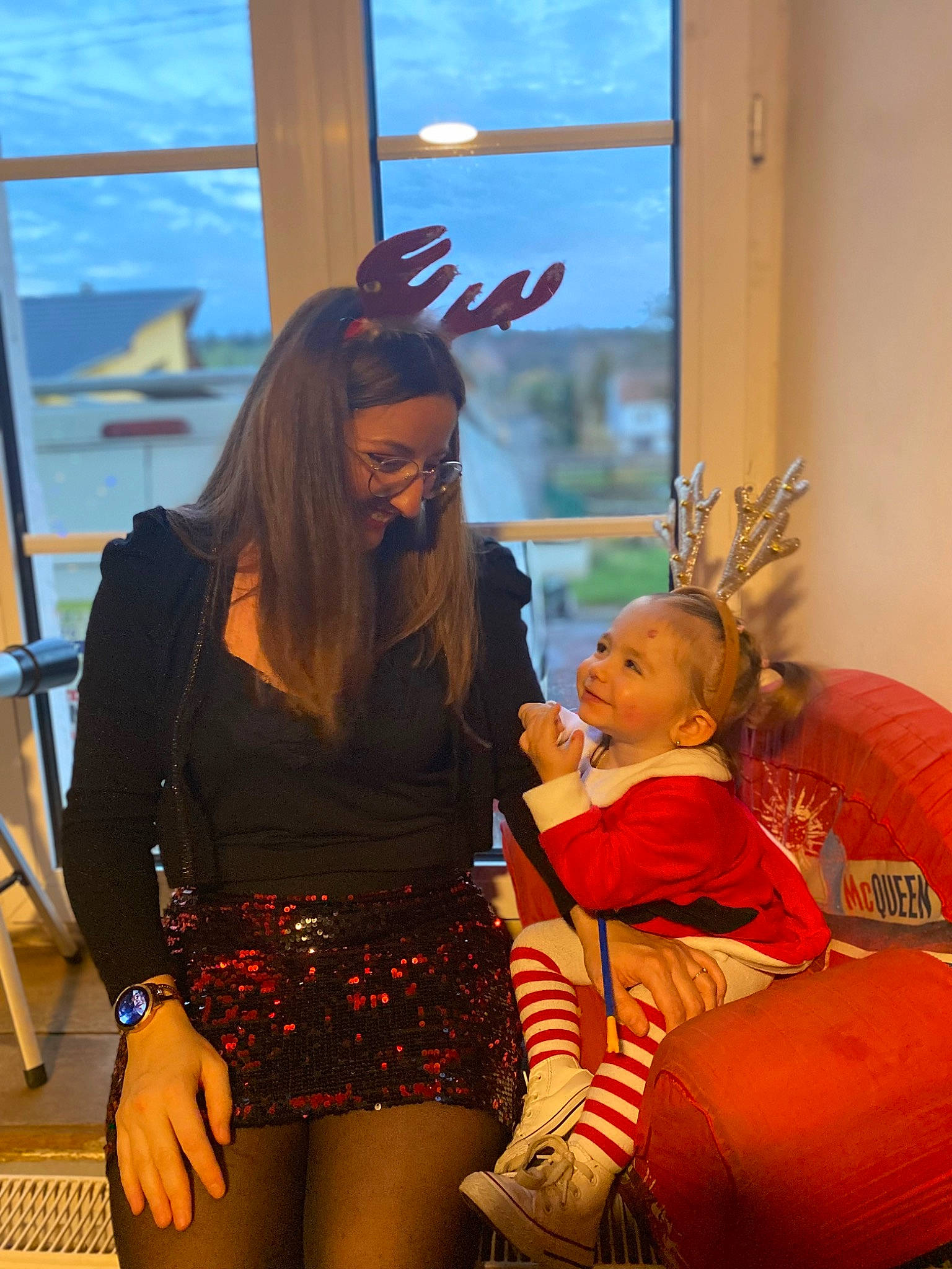 Emma a rejoint le concours — aidez-le/la à gagner de superbes lots ! chair, entertainment, event, eyewear, fashion_design, fictional_character, fun, happy, human_leg, jewellery, joy, leisure, necklace, orange, performance_art, performing_arts, person, thigh, toddler, tradition