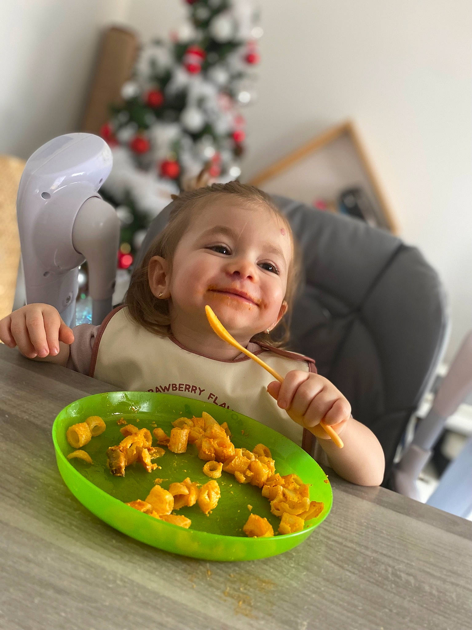 Emma a rejoint le concours — aidez-le/la à gagner de superbes lots ! baby, child, comfort_food, eating, finger_food, food, fruit, fun, happy, ingredient, joy, natural_foods, person, plant, recipe, sitting, smile, sweetness, table, tableware
