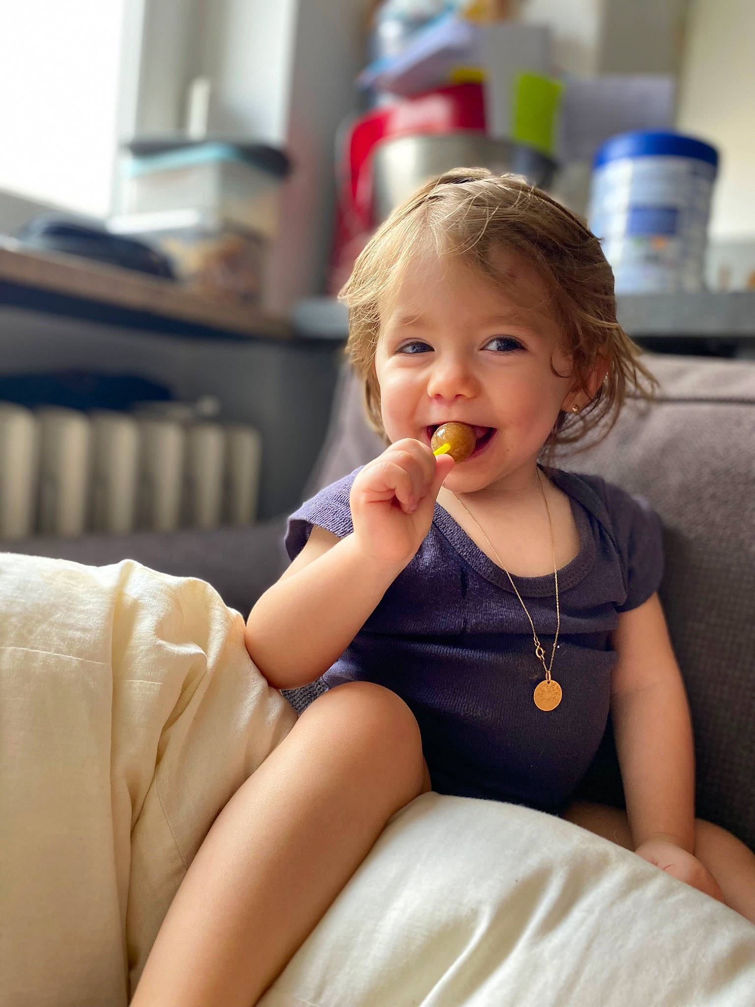 Emma a rejoint le concours — aidez-le/la à gagner de superbes lots ! baby, baby_toddler_clothing, blond, cheek, child, comfort, dress, event, fun, gesture, happy, human_leg, joy, lip, person, sitting, skin, sleeve, smile, t_shirt