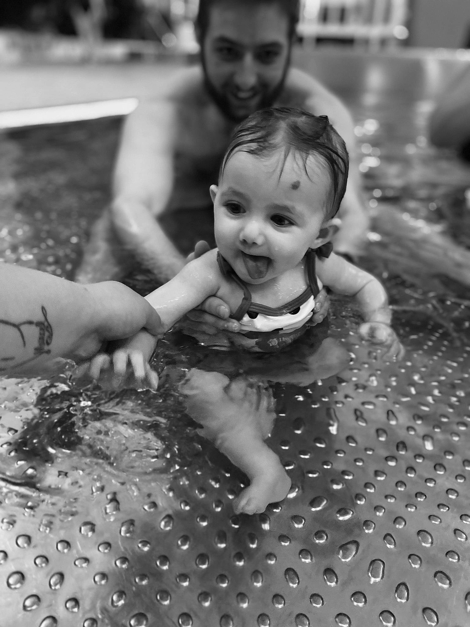 Emma a rejoint le concours — aidez-le/la à gagner de superbes lots ! beauty, black, black_and_white, flash_photography, flooring, fun, grass, happy, head, human, joy, leaf, monochrome, monochrome_photography, people, person, photograph, public_space, smile, style