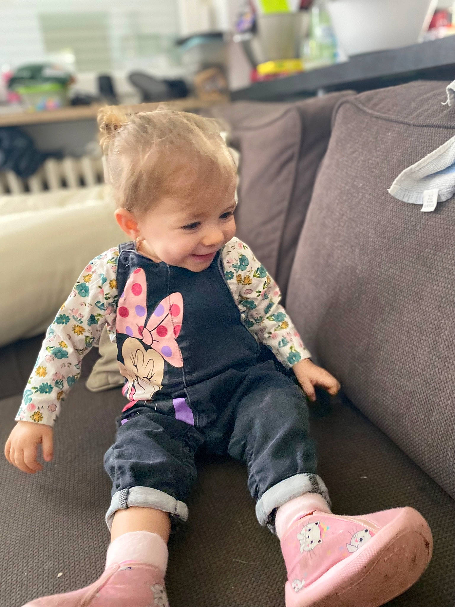 Emma a rejoint le concours — aidez-le/la à gagner de superbes lots ! baby, baby_toddler_clothing, child, comfort, couch, flooring, foot, head, human_leg, joint, knee, lap, leg, person, shoe, sitting, skin, sleeve, sock, thigh