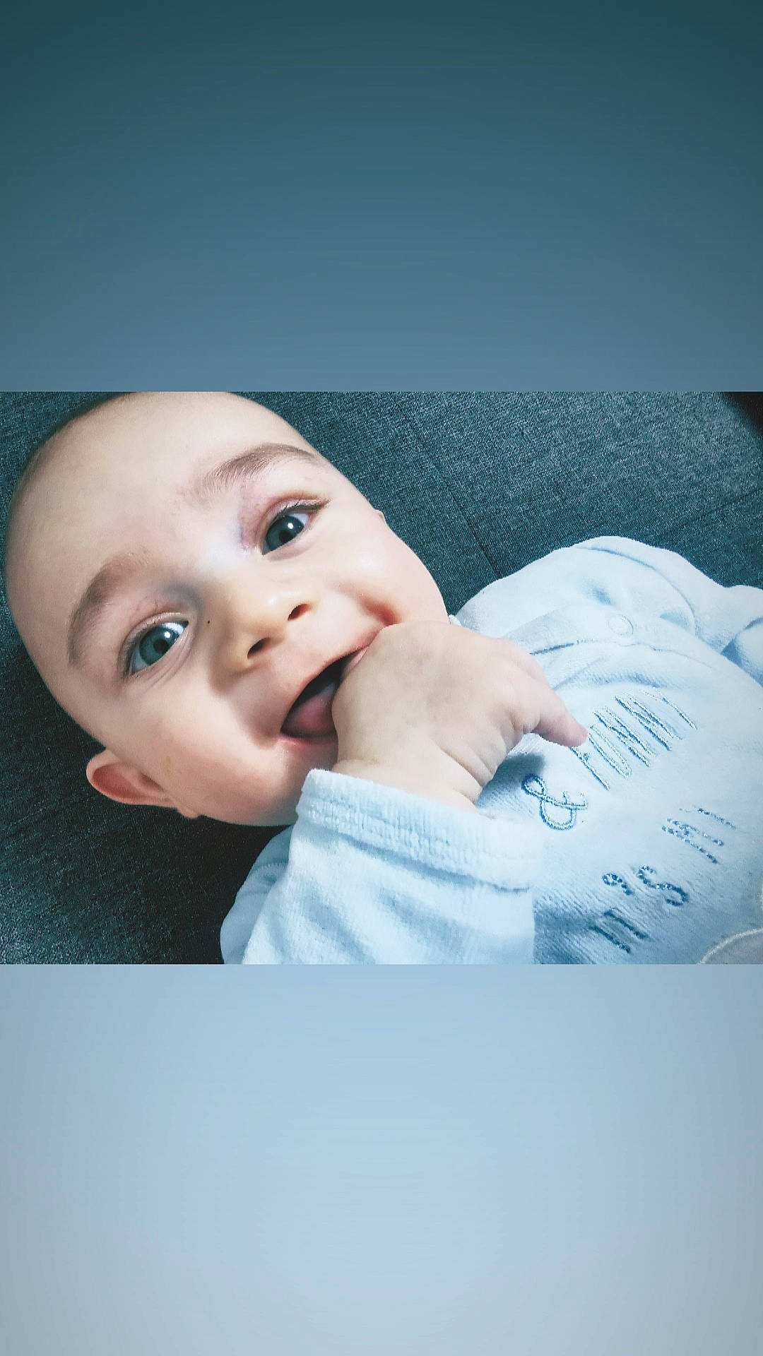 Alessio a rejoint le concours — aidez-le/la à gagner de superbes lots ! baby, baby_toddler_clothing, cheek, comfort, eyebrow, eyelash, iris, jaw, linens, lip, person, portrait, portrait_photography, skin, toddler, tooth