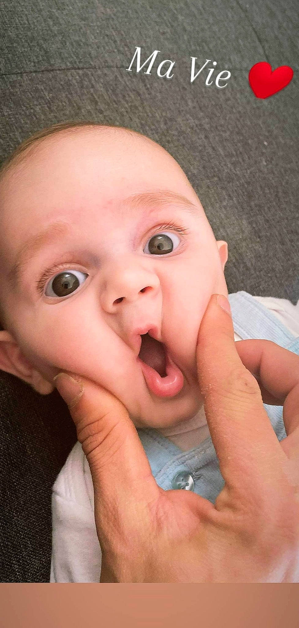 Alessio participe au concours pour gagner de l'argent avec cette photo : baby, baby_toddler_clothing, cheek, child, coquelicot, eyebrow, eyelash, finger, gesture, hand, iris, lip, nail, organ, person, skin, taste, thumb, toddler, tongue