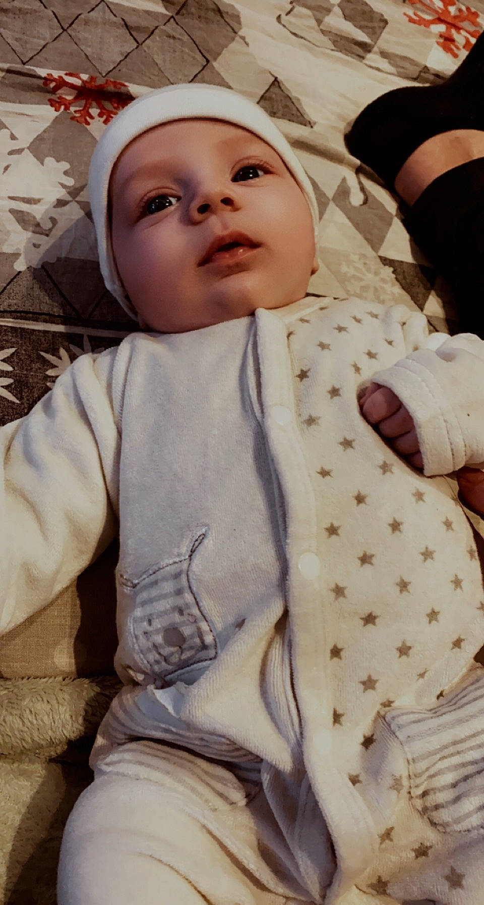 Noé a rejoint le concours — aidez-le/la à gagner de superbes lots ! art, baby, baby_toddler_clothing, child, cool, face, fashion_design, fur, gesture, happy, headgear, headwear, linens, outerwear, pattern, person, pink, sleeve, textile, toddler