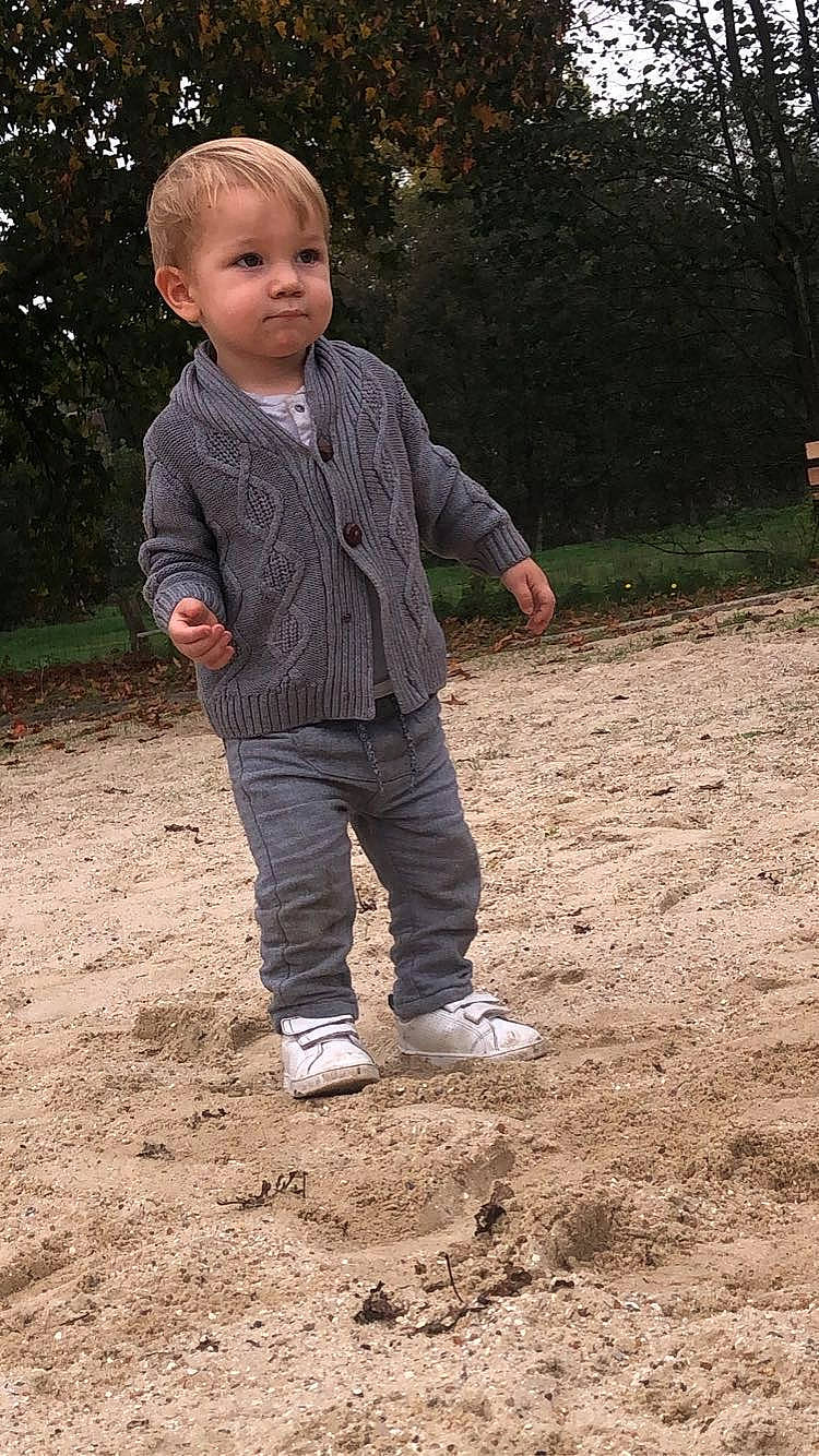 Jules a rejoint le concours — aidez-le/la à gagner de superbes lots ! baby, baby_toddler_clothing, child, denim, fun, gesture, grass, happy, head, landscape, leisure, people_in_nature, person, plant, play, sitting, sleeve, soil, toddler, tree