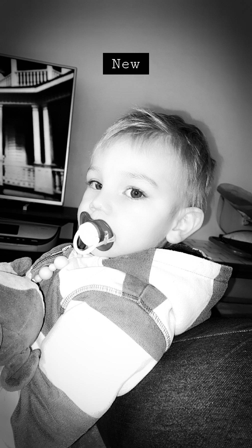 Jules participe au concours pour gagner de l'argent avec cette photo : baby, baby_toddler_clothing, black_and_white, child, comfort, drinkware, eyelash, flash_photography, fun, happy, human_body, iris, monochrome, monochrome_photography, person, room, sitting, stock_photography, style, television_set