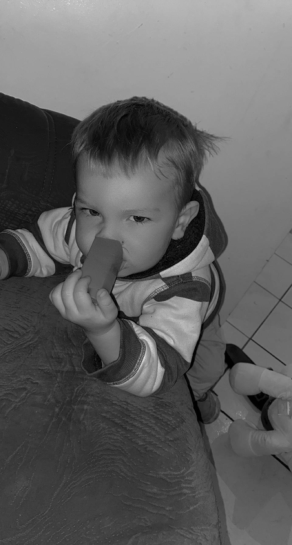 Jules participe au concours pour gagner de l'argent avec cette photo : baby, cheek, child, comfort, ear, elbow, eyelash, flash_photography, flooring, fun, gesture, happy, human_body, iris, monochrome, monochrome_photography, neck, nose, person, sitting