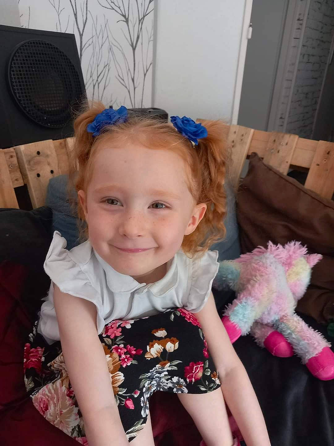 Cleo a rejoint le concours — aidez-le/la à gagner de superbes lots ! baby, baby_toddler_clothing, cheek, child, embellishment, fun, hair, happy, head, iris, joy, magenta, pattern, person, pink, purple, sitting, skin, sleeve, smile