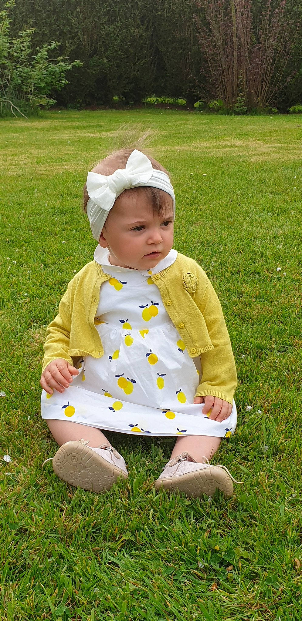 Lou a rejoint le concours — aidez-le/la à gagner de superbes lots ! baby, child, grass, meadow, person, play, sitting, toddler, yellow