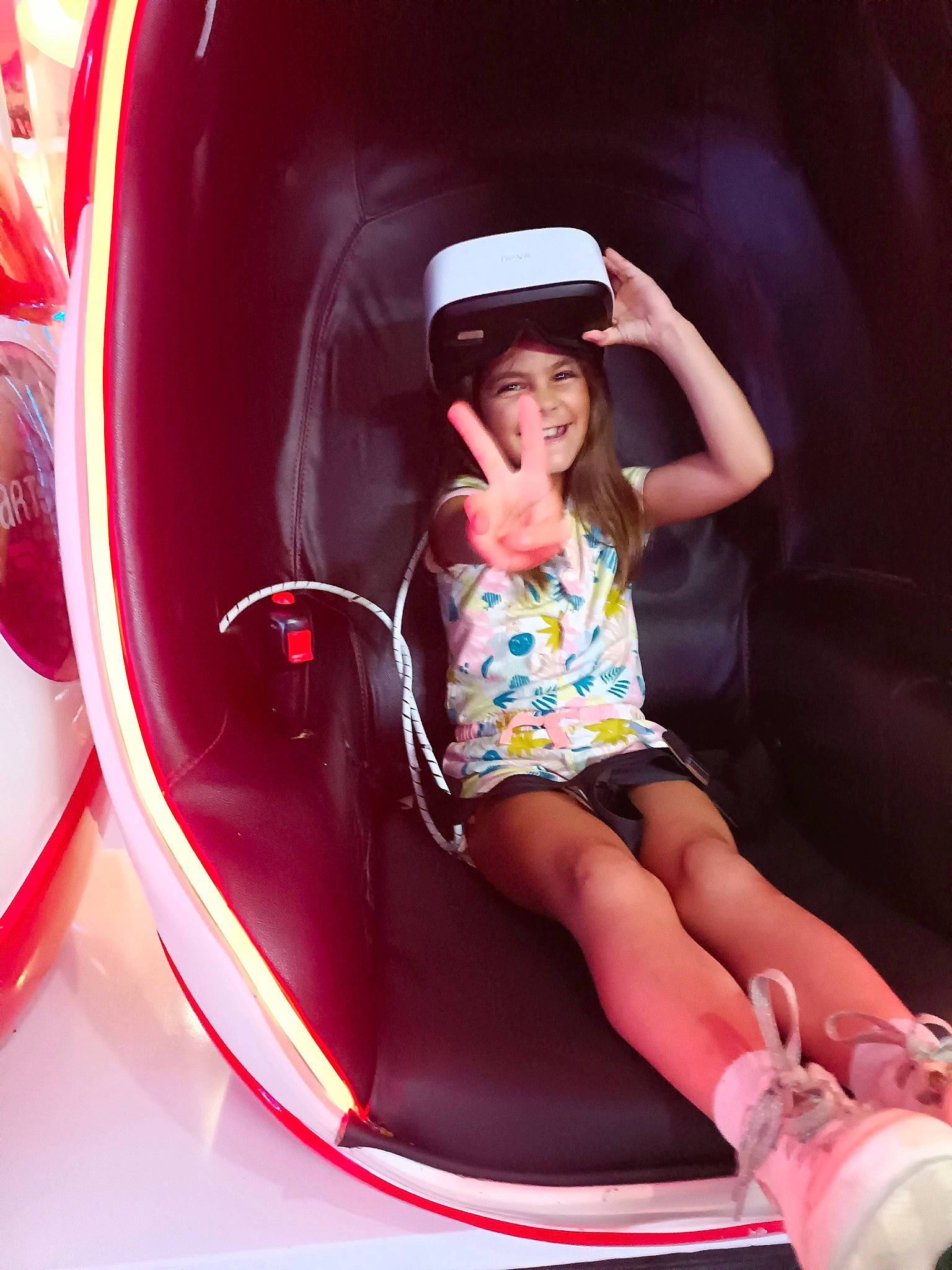 Lia a rejoint le concours — aidez-le/la à gagner de superbes lots ! automotive_design, bumper, chute, flash_photography, fun, happy, hat, headwear, human_leg, joy, leg, leisure, magenta, outdoor_play_equipment, person, pink, playground, recreation, shorts, smile