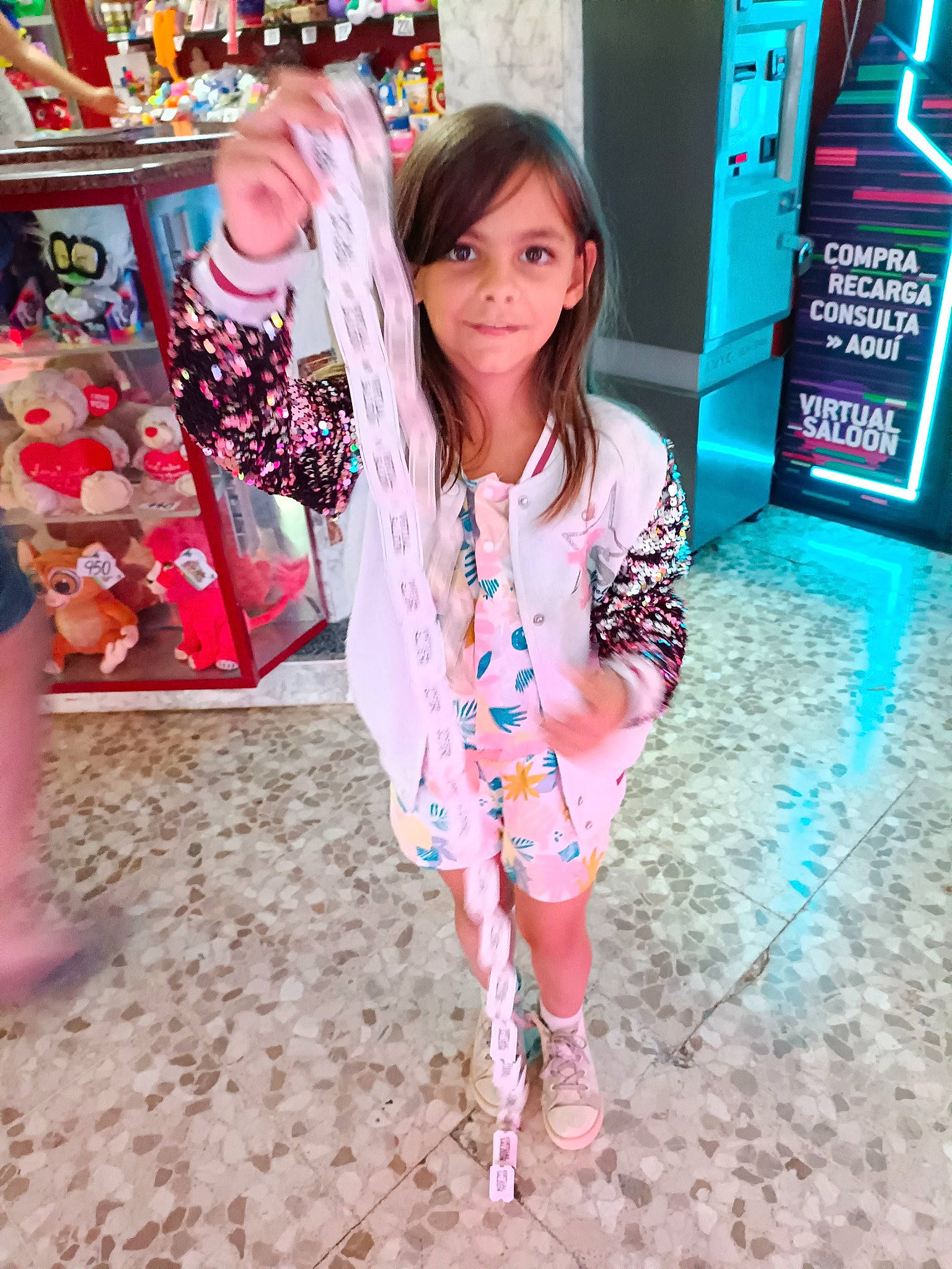 Lia participe au concours pour gagner de l'argent avec cette photo : child, city, costume, electric_blue, event, fashion_accessory, fashion_design, fun, happy, human_leg, joy, leisure, machine, magenta, pattern, person, pink, play, recreation, sleeve