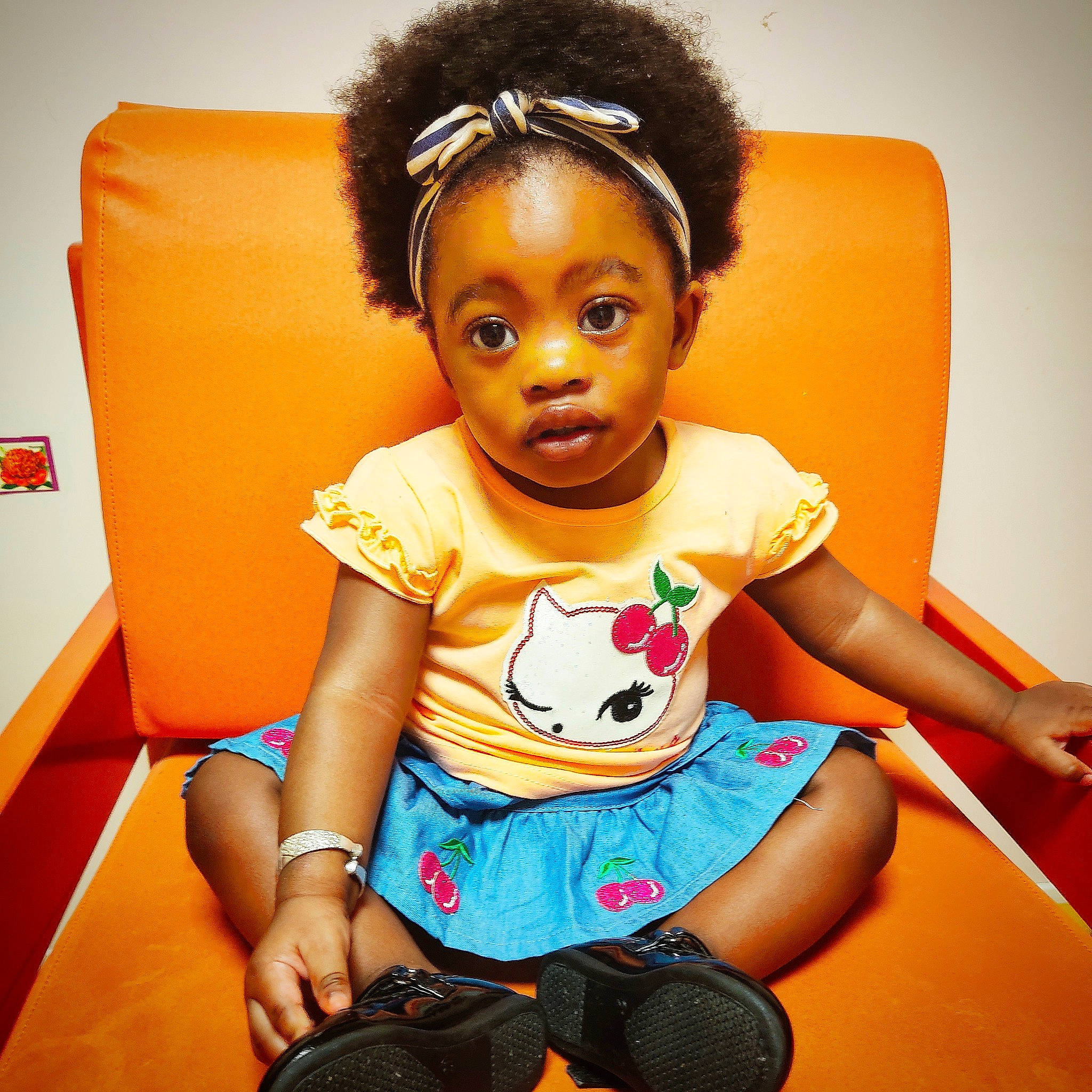 Khayna participe au concours pour gagner de l'argent avec cette photo : afro, black_hair, child, cool, fun, hair, hairstyle, person, play, sitting, toddler, toy