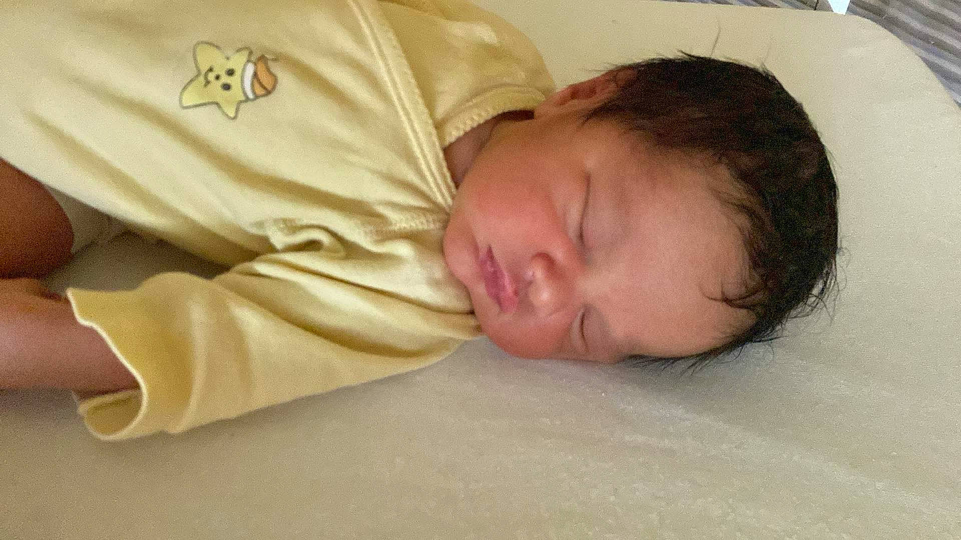 Juliann a rejoint le concours — aidez-le/la à gagner de superbes lots ! baby, baby_sleeping, baby_toddler_clothing, bed, bed_sheet, bedding, bedtime, blanket, child, comfort, facial_expression, flooring, head, linens, nap, person, room, sleep, sleeve, toddler