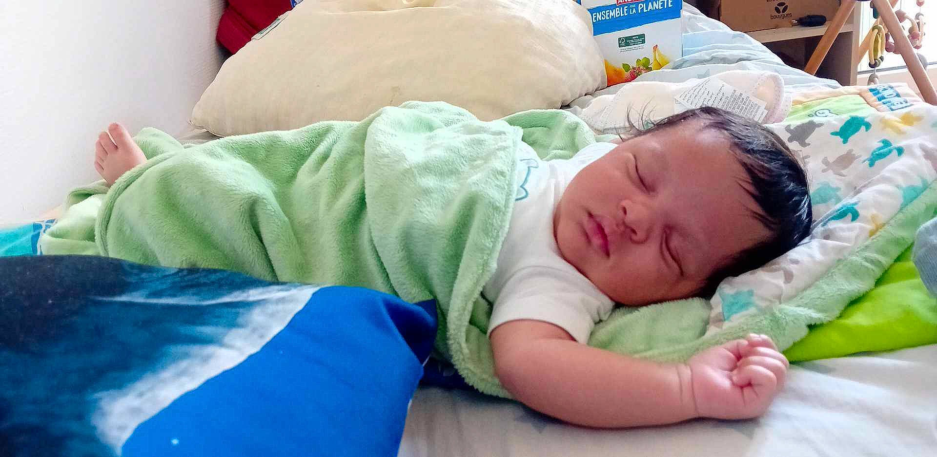 Juliann a rejoint le concours — aidez-le/la à gagner de superbes lots ! baby, baby_products, baby_sleeping, baby_toddler_clothing, bedding, bedtime, blanket, child, comfort, duvet, grass, linens, nap, person, room, sleep, t_shirt, toddler