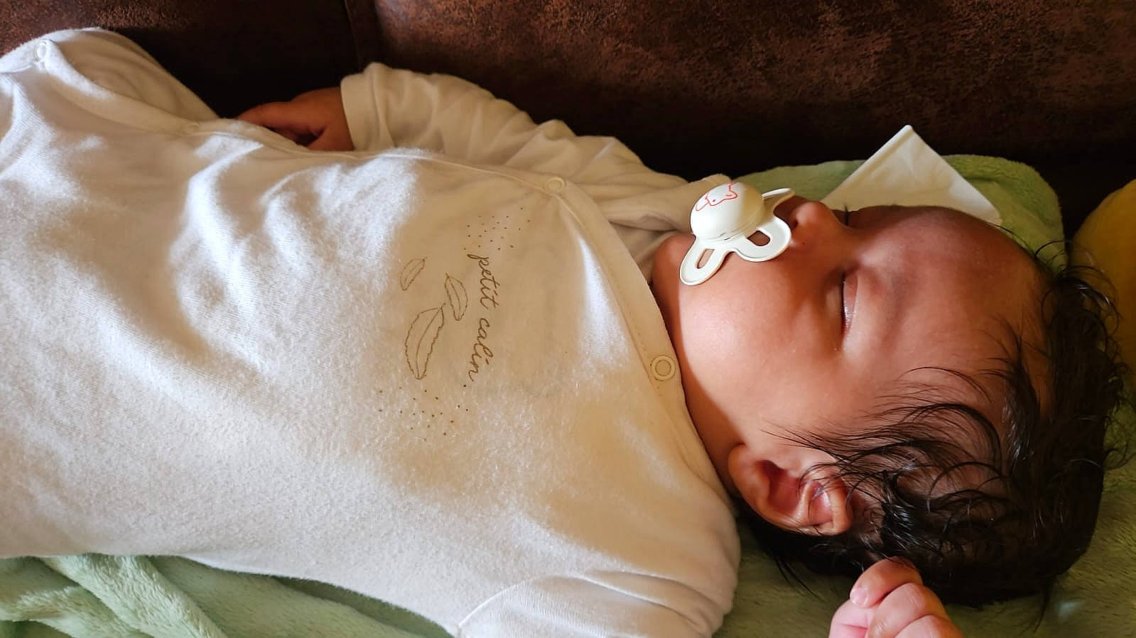 Juliann a rejoint le concours — aidez-le/la à gagner de superbes lots ! arm, baby, baby_sleeping, baby_toddler_clothing, bedtime, cheek, child, comfort, couch, finger, glasses, grass, hand, human_body, mammal, nose, person, skin, sleeve, toddler