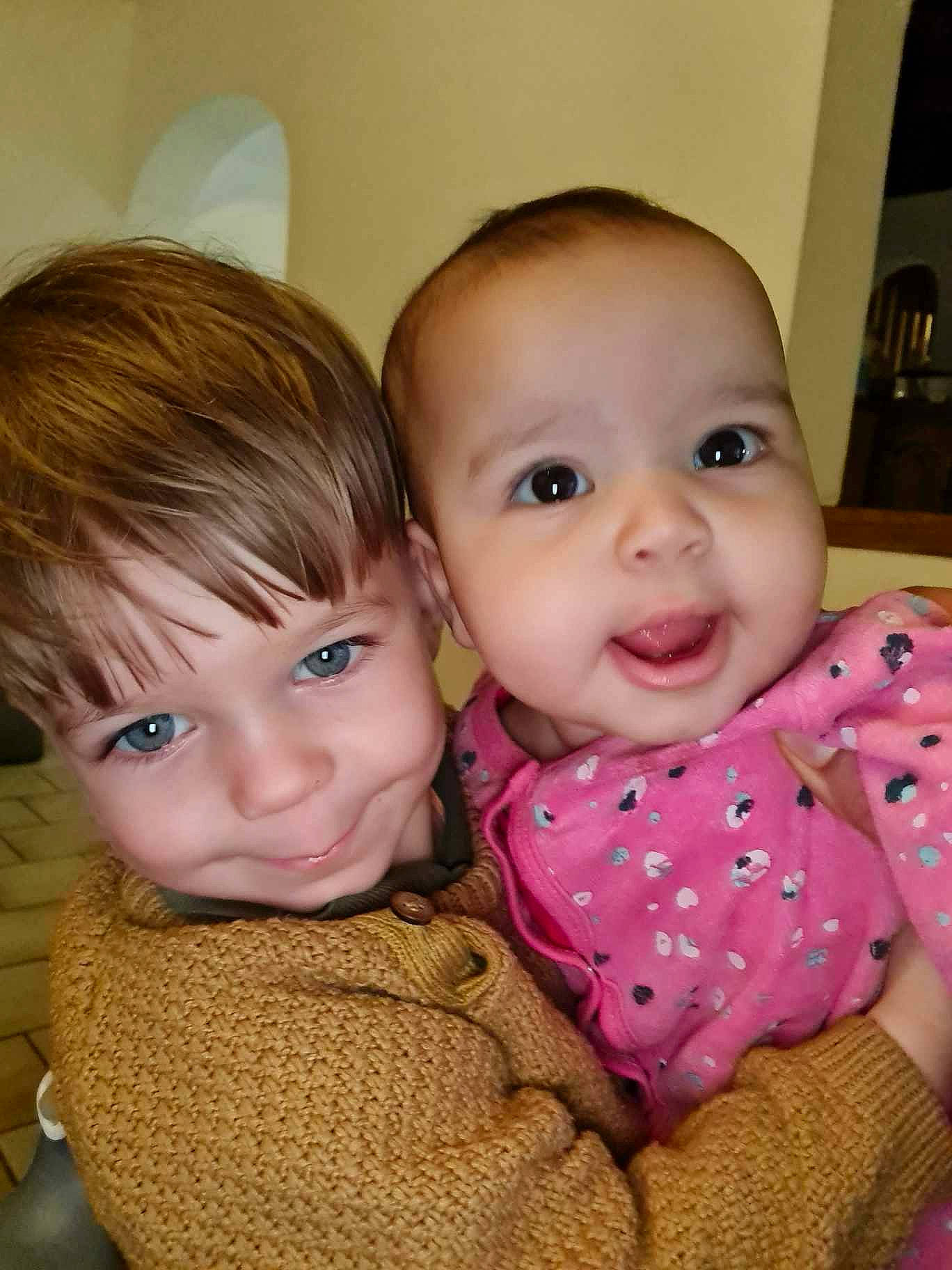 Mani participe au concours pour gagner de l'argent avec cette photo : baby, baby_products, baby_toddler_clothing, blond, cheek, child, comfort, eyebrow, fun, happy, iris, joy, lip, nose, outerwear, pattern, person, play, sitting, skin