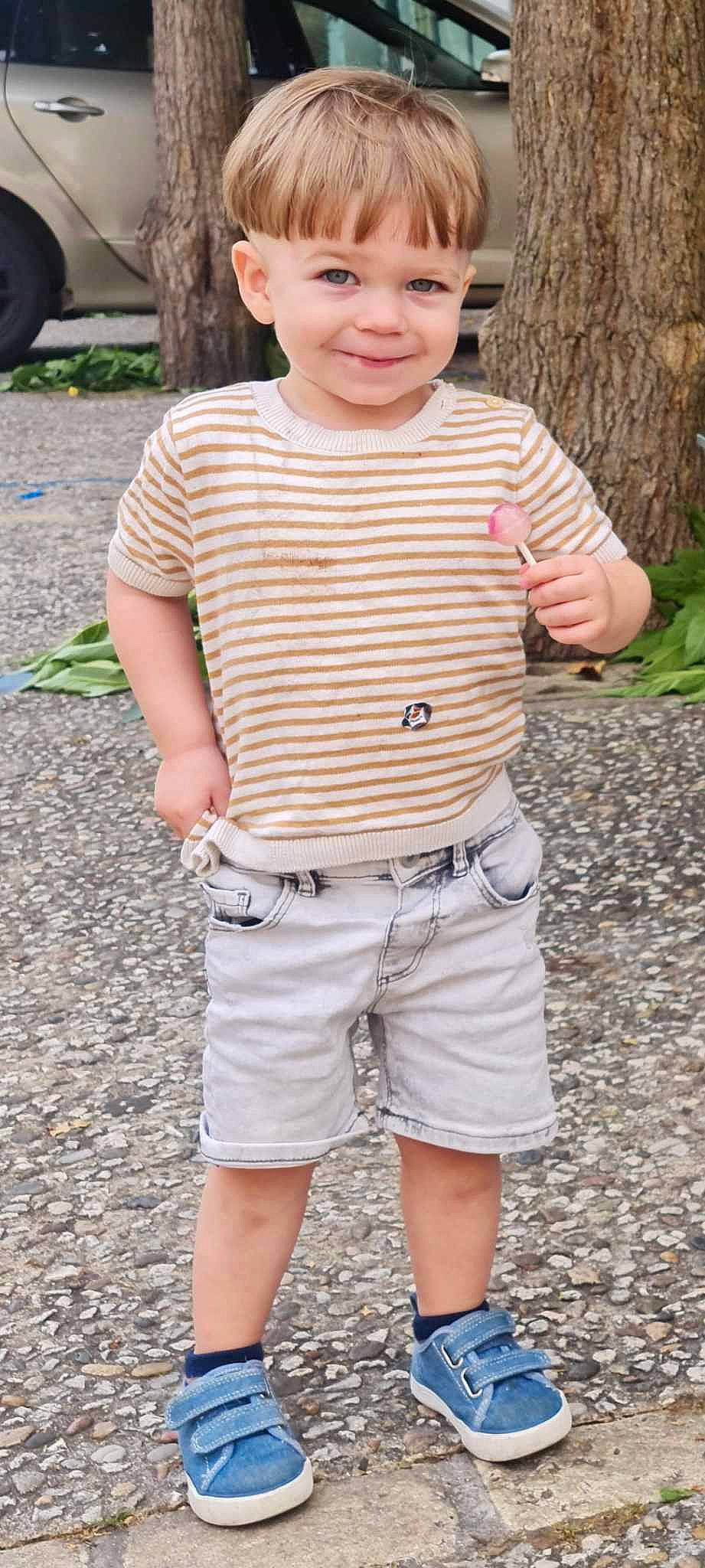 Mani participe au concours pour gagner de l'argent avec cette photo : active_shorts, baby_toddler_clothing, bermuda_shorts, face, grass, joy, pattern, person, photograph, pink, plaid, plant, shorts, sleeve, smile, summer, t_shirt, toddler, trunks, waist
