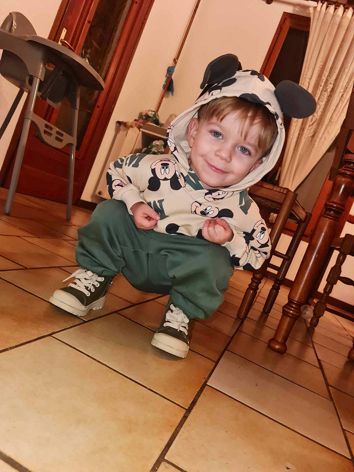 Mani participe au concours pour gagner de l'argent avec cette photo : baby, baby_toddler_clothing, chair, child, comfort, costume, flooring, fun, happy, hardwood, hat, joy, leisure, person, sitting, sleeve, smile, sock, sun_hat, toddler