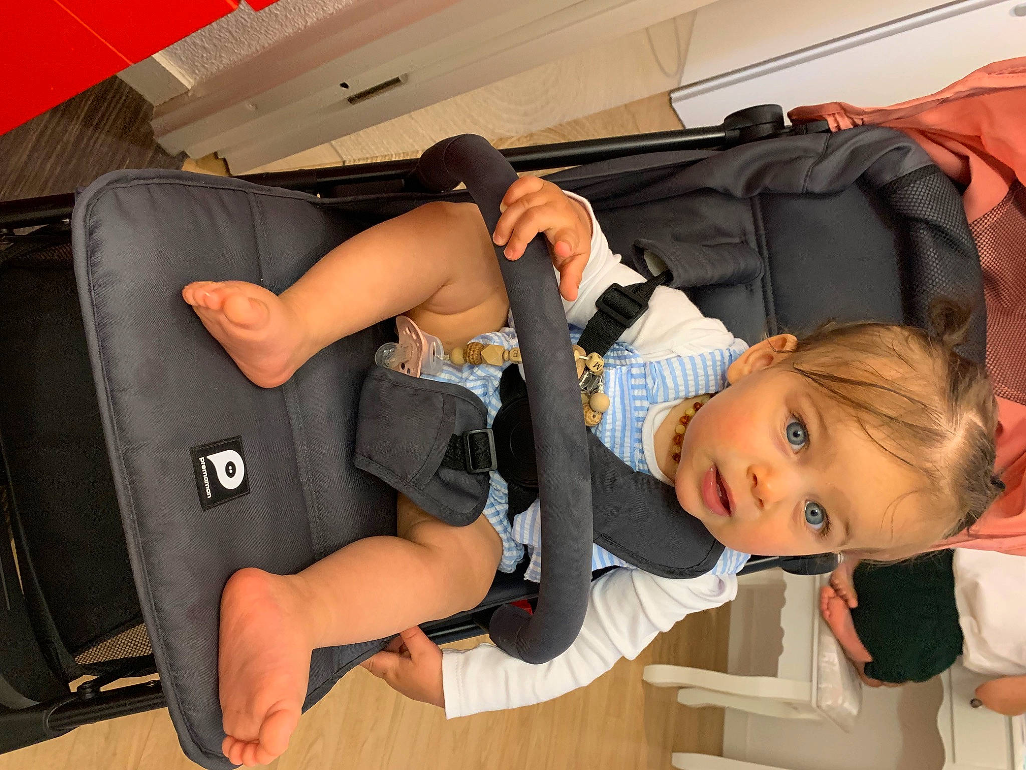 Ambre a rejoint le concours — aidez-le/la à gagner de superbes lots ! air_travel, airline, arm, baby, baby_products, baby_toddler_clothing, bag, child, comfort, fun, knee, luxury_vehicle, passenger, person, room, shorts, sitting, surprise, t_shirt, toddler