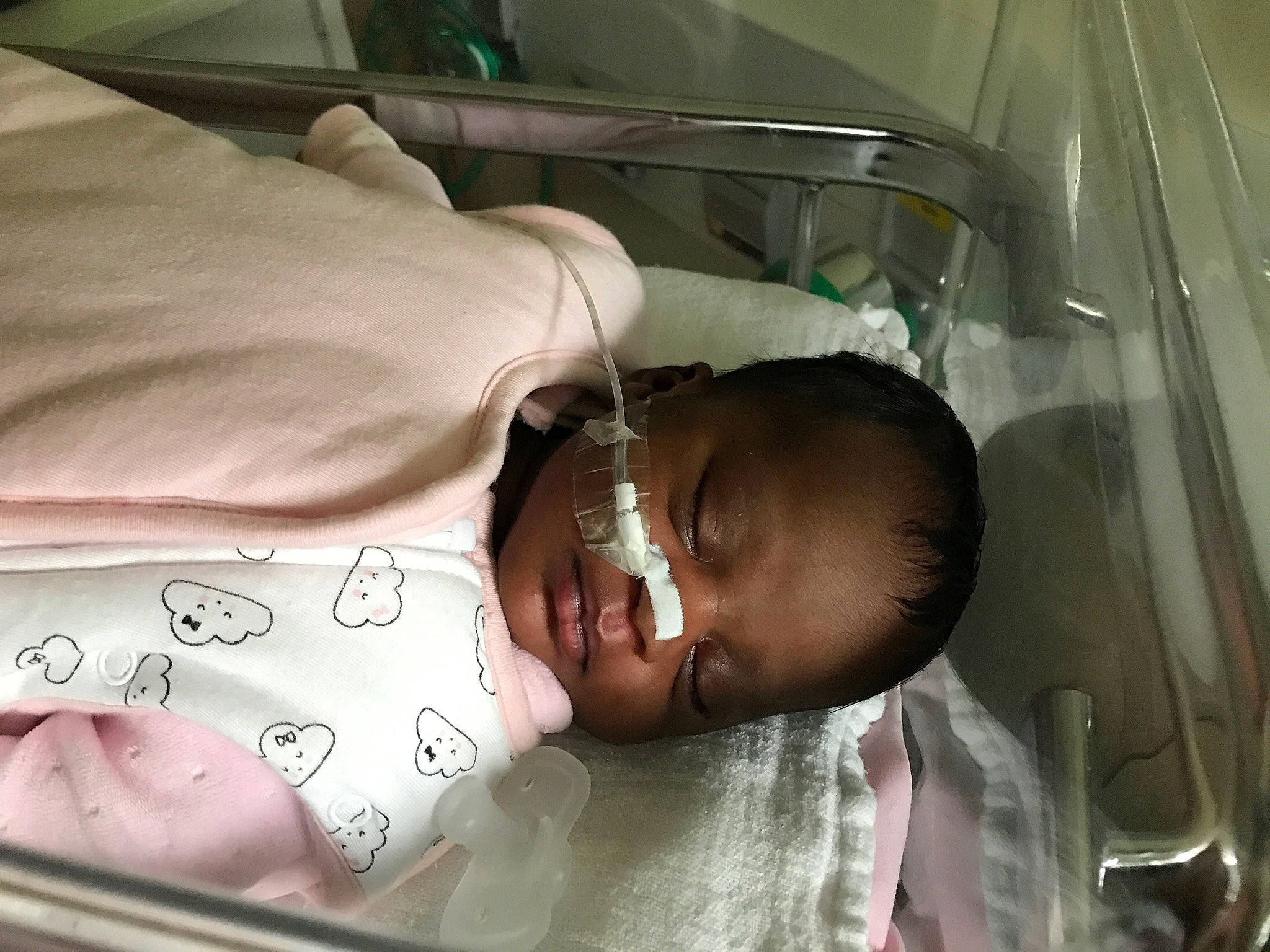 Naëlla a rejoint le concours — aidez-le/la à gagner de superbes lots ! baby, bed, child, childbirth, comfort, event, health_care, hospital, hospital_bed, linens, medical, medical_equipment, mouth, nap, patient, person, room, service, skin, sleep