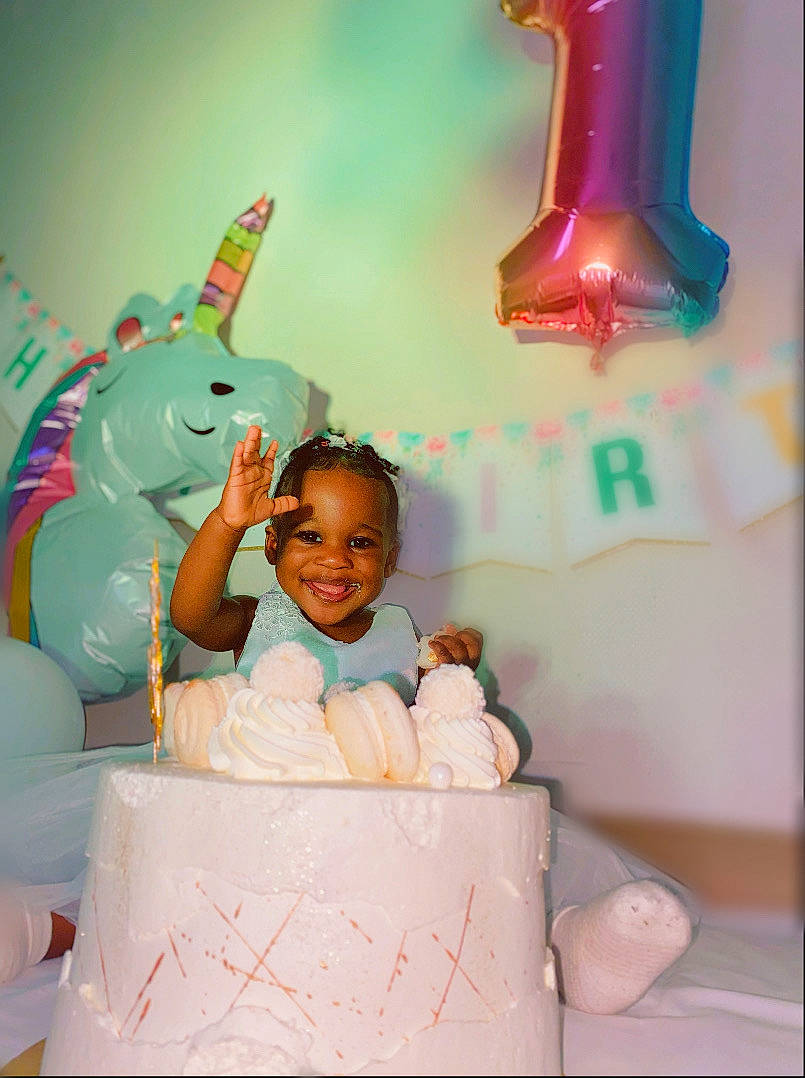 Naëlla a rejoint le concours — aidez-le/la à gagner de superbes lots ! baby, beauty, birthday, cake_decorating, child, event, fun, green, happy, joy, magenta, party, party_supply, person, pink, room, smile, snapshot, sweetness, toddler