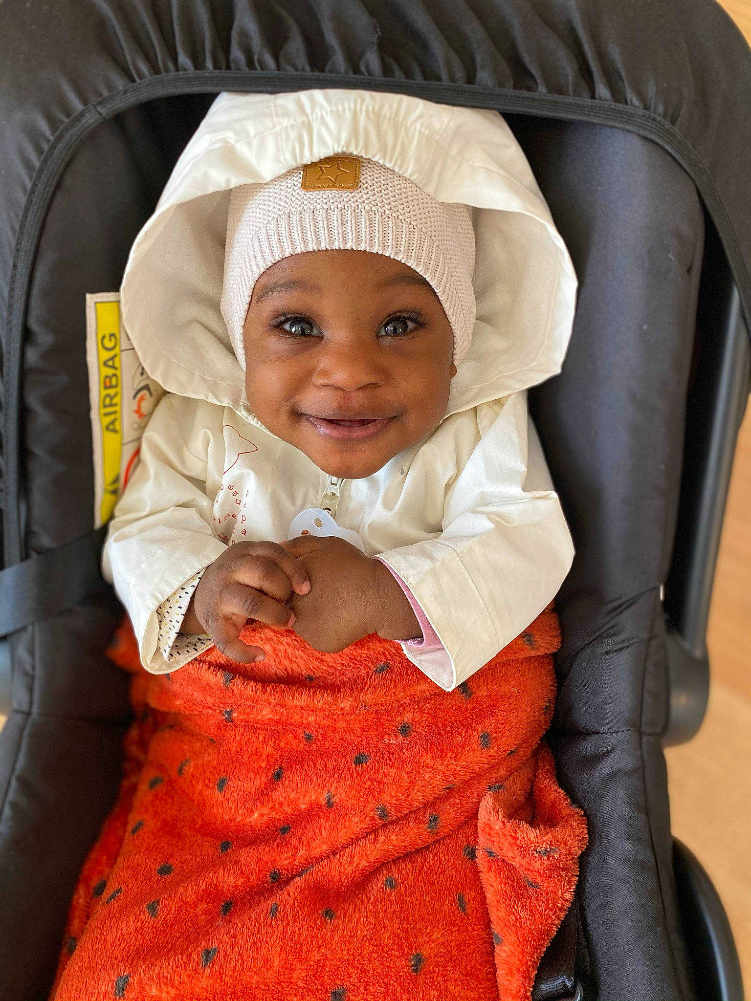 Naëlla participe au concours pour gagner de l'argent avec cette photo : baby, baby_products, baby_safety, baby_toddler_clothing, car_seat, child, comfort, face, fashion_accessory, gesture, glasses, happy, headwear, joy, linens, person, skin, sleeve, smile, textile