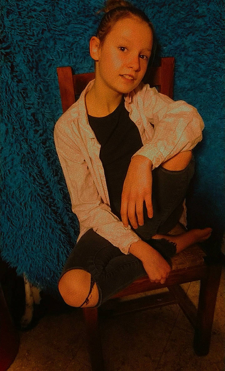 Madyson a rejoint le concours — aidez-le/la à gagner de superbes lots ! comfort, face, fashion, flash_photography, hair, hairstyle, head, human, joint, knee, leg, lip, neck, person, shoulder, skin, sleeve, standing, thigh, waist