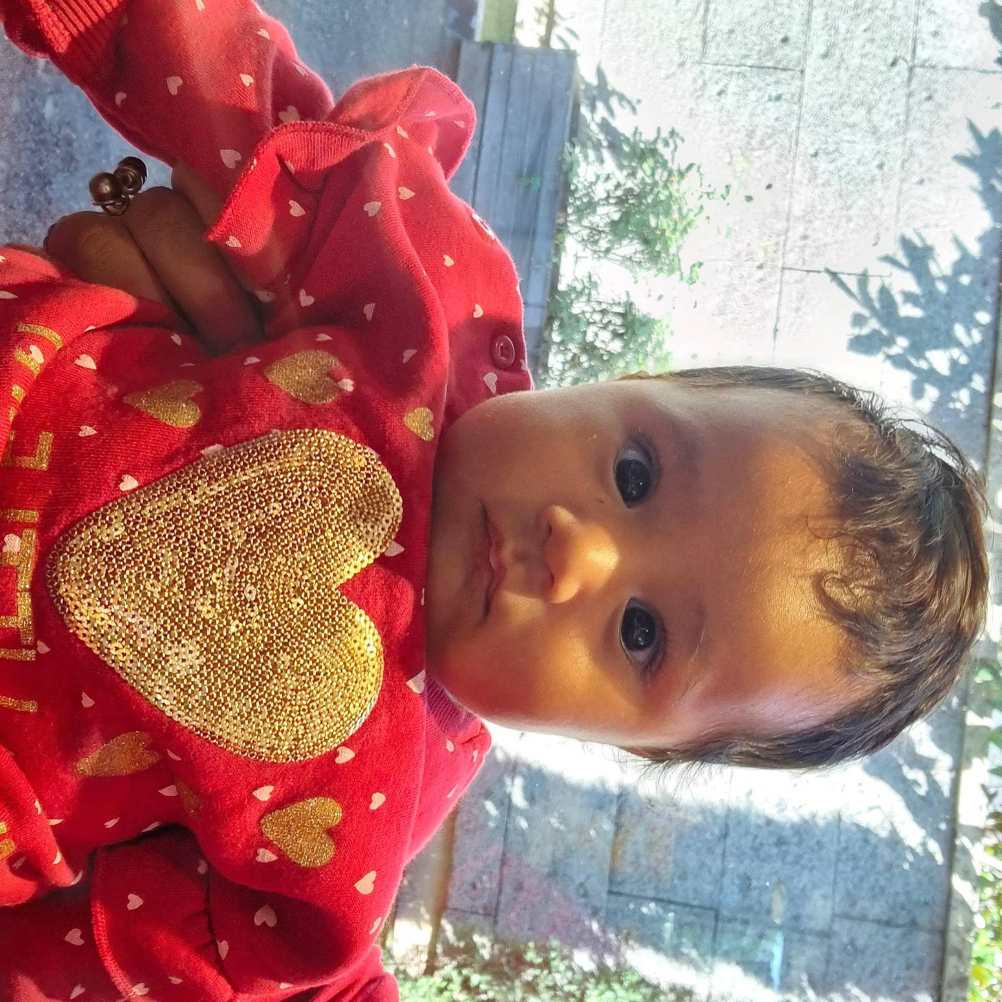 Kaleana participe au concours pour gagner de l'argent avec cette photo : baby, carmine, child, event, fashion_accessory, fun, grass, happy, hat, headgear, holiday, magenta, metal, organism, person, petal, plant, toddler, toy, tradition