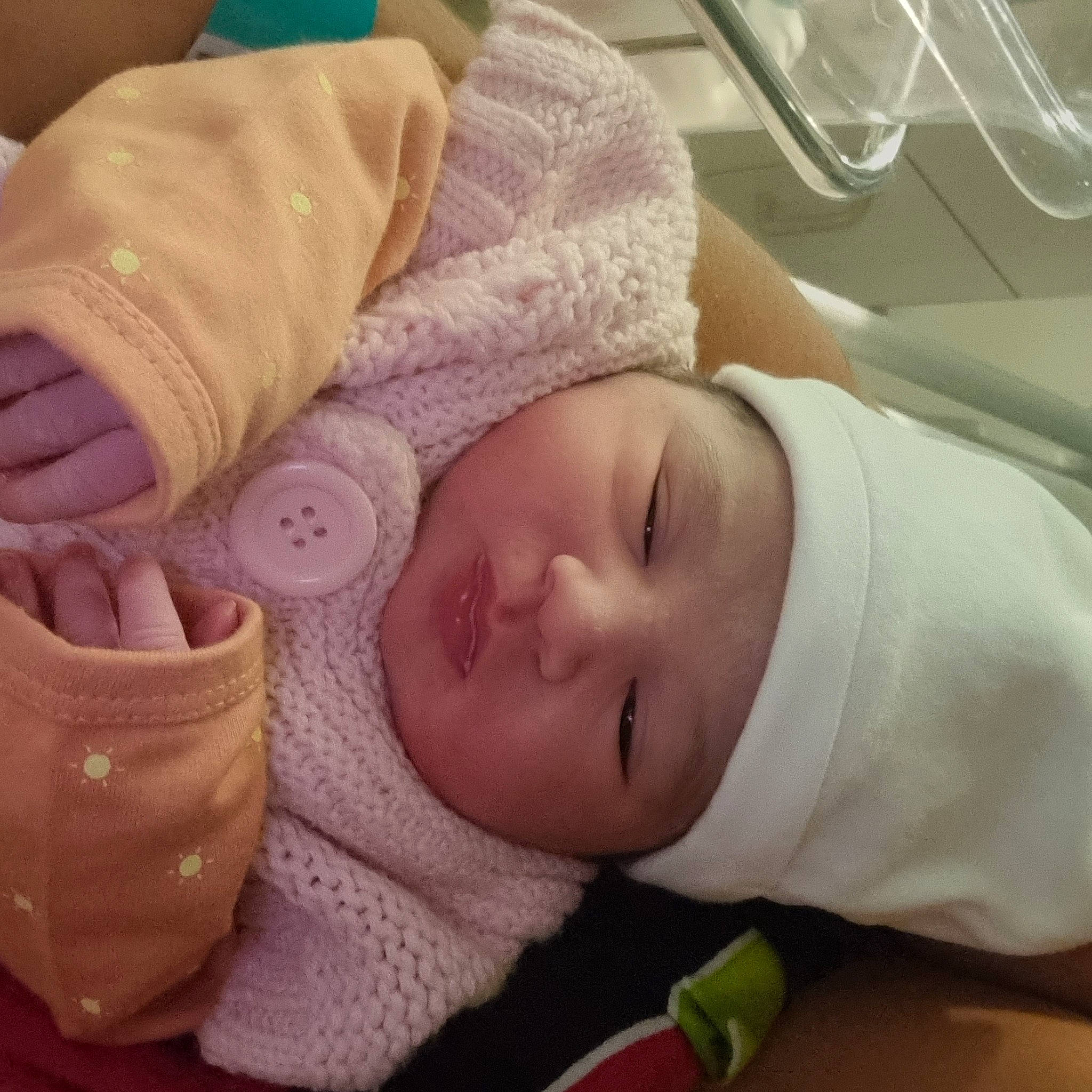 Kaleana a rejoint le concours — aidez-le/la à gagner de superbes lots ! baby, baby_products, baby_safety, baby_sleeping, baby_toddler_clothing, bedtime, cheek, child, comfort, hat, headgear, headwear, knit_cap, linens, nap, person, skin, sleep, sleeve, thumb