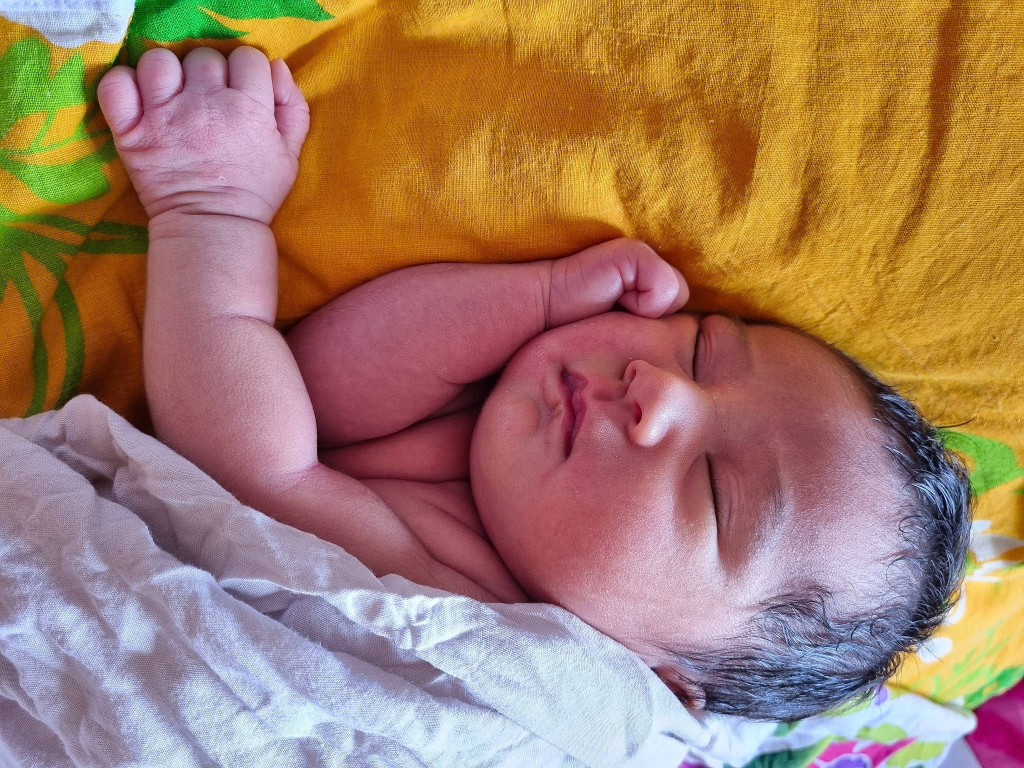 Kaleana a rejoint le concours — aidez-le/la à gagner de superbes lots ! baby, baby_sleeping, barefoot, bedtime, child, comfort, finger, foot, gesture, human_leg, linens, nail, nap, people_in_nature, person, skin, textile, thigh, thumb, toddler